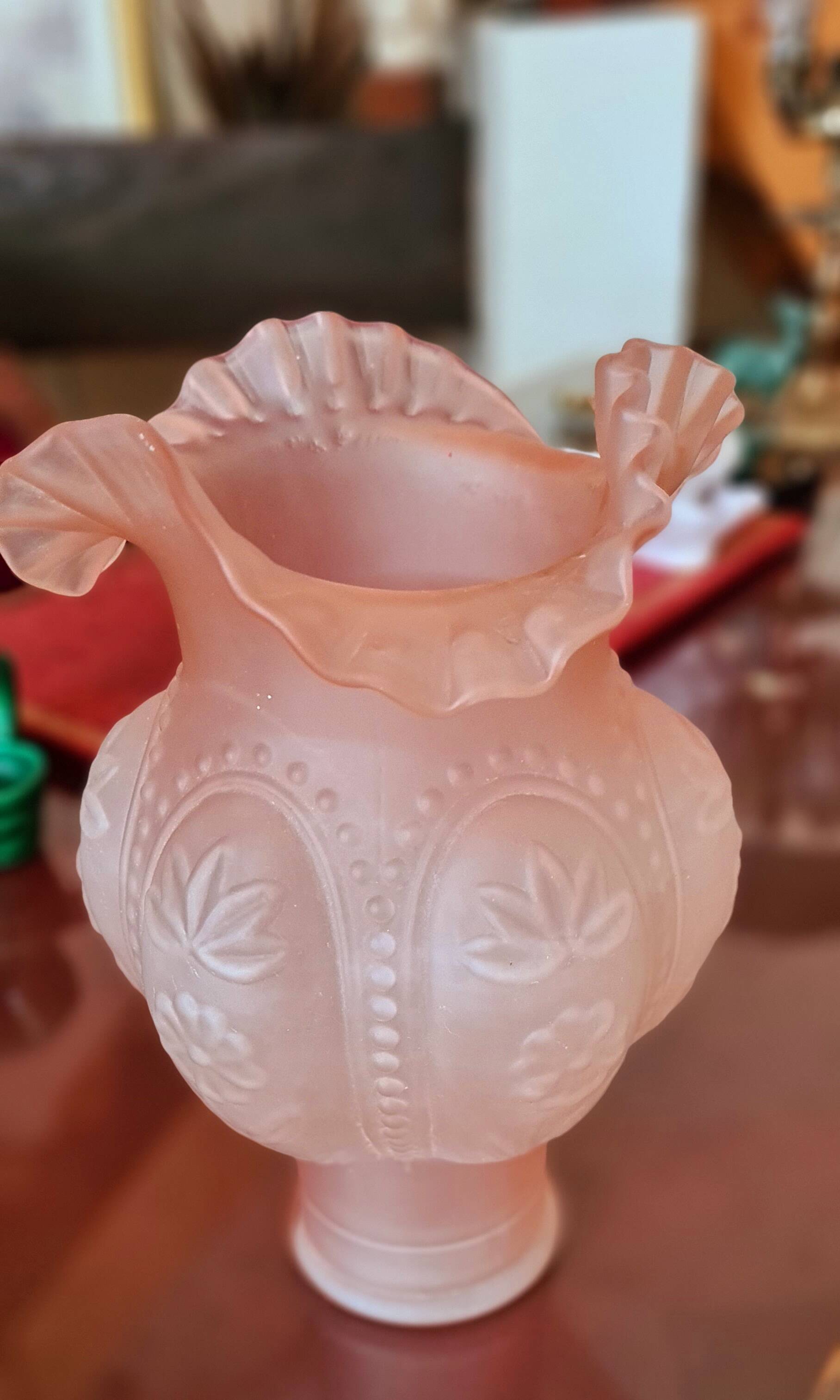 Large Art Deco vase with lace collar