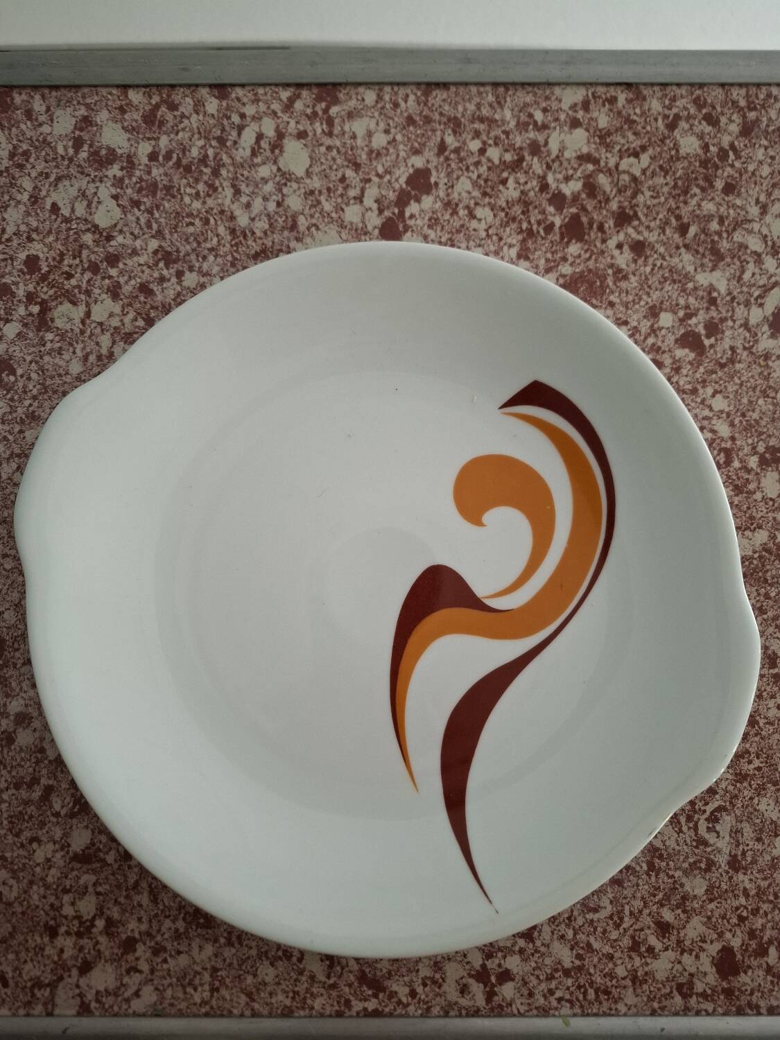 Round serving dish, Italy, 70'