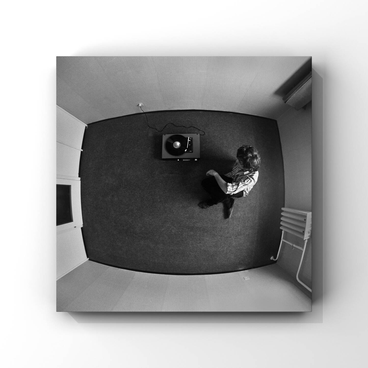Photo aérienne d'un homme avec un tourne-disque, 1976