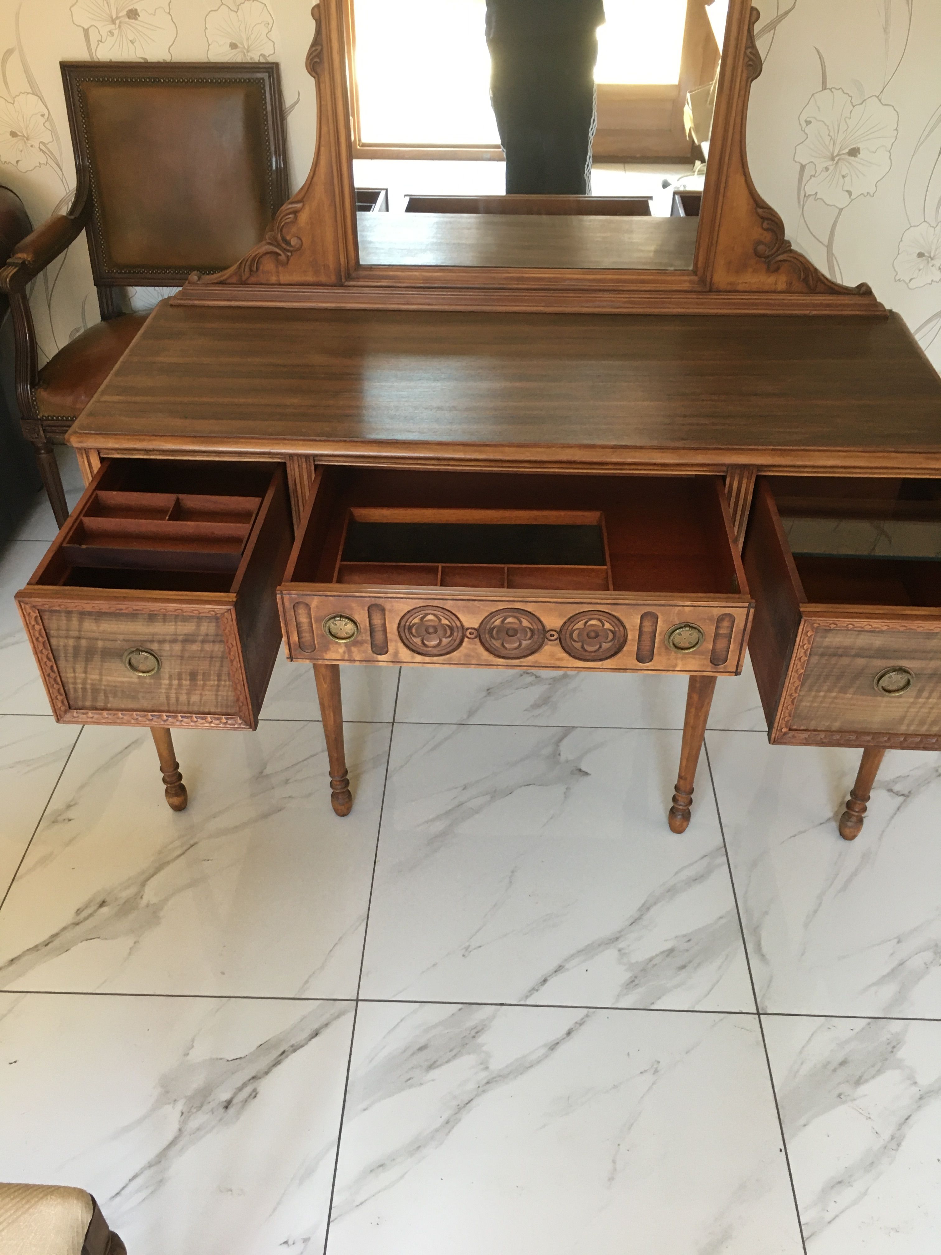 Hairdresser and bench made a usa Simmons furniture