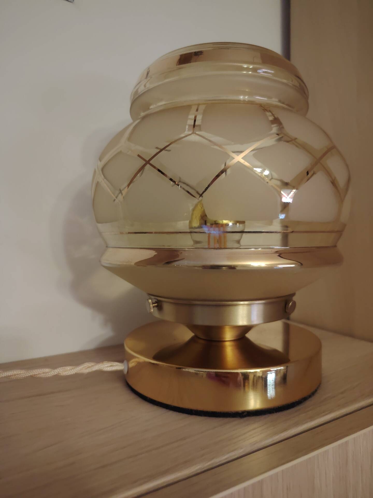 Gold table lamp in Art Deco glasswork