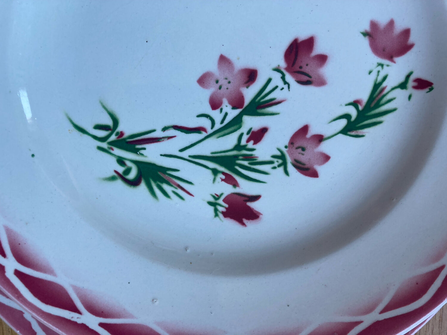 Flat plates Aude Sarreguemines with a rose flower design.