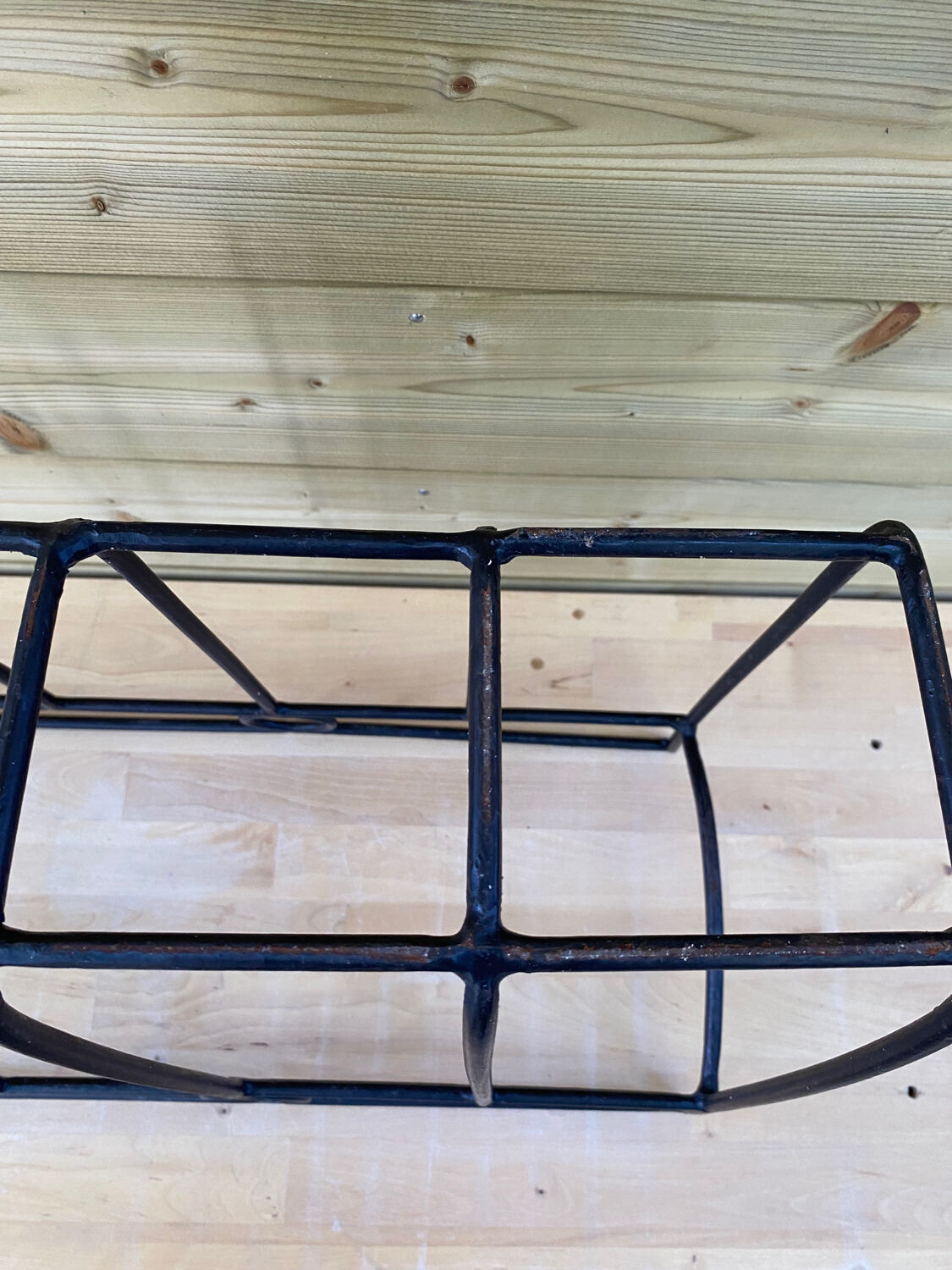 Magazine holders folk art in black metal