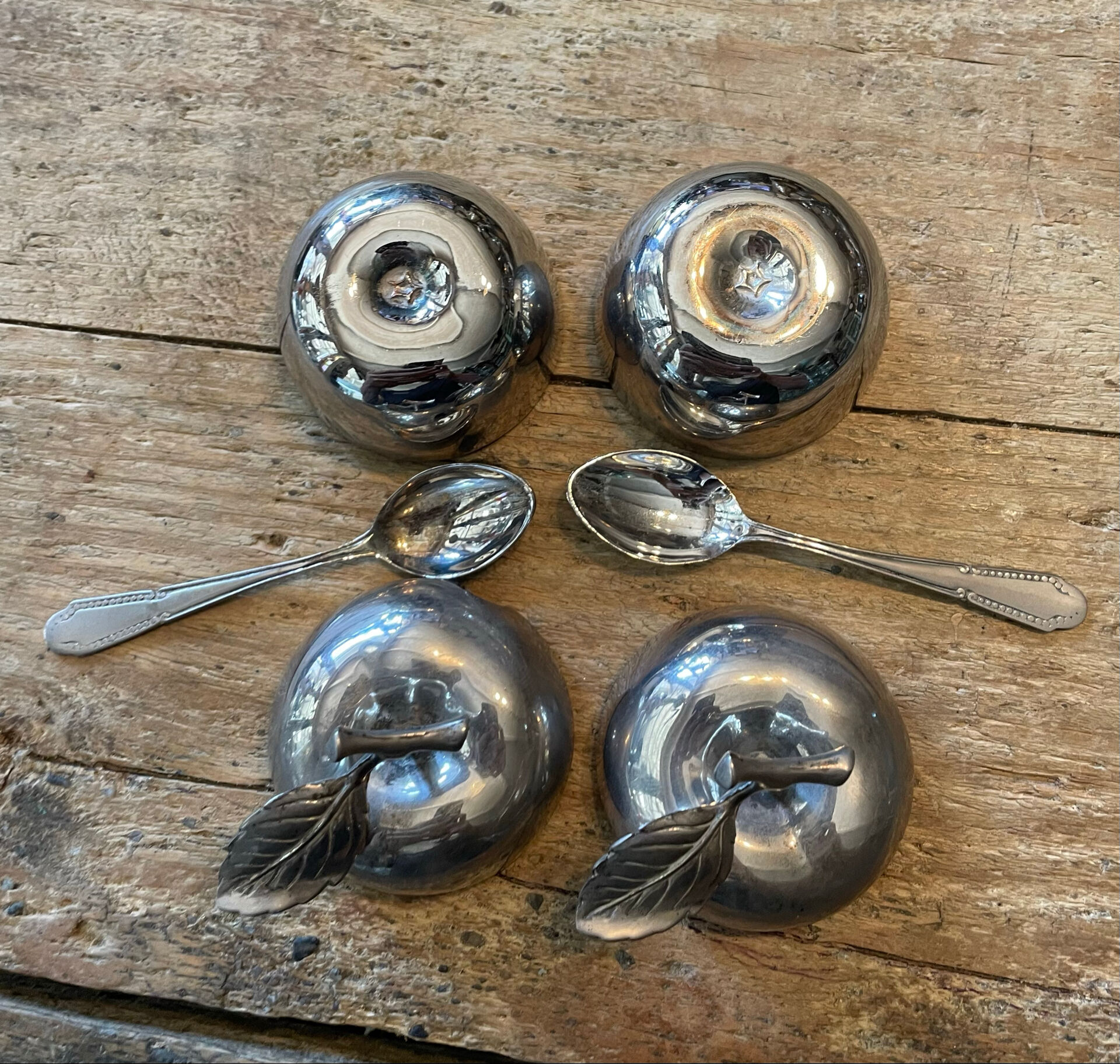 2 salières ou poivrières en forme de pomme.