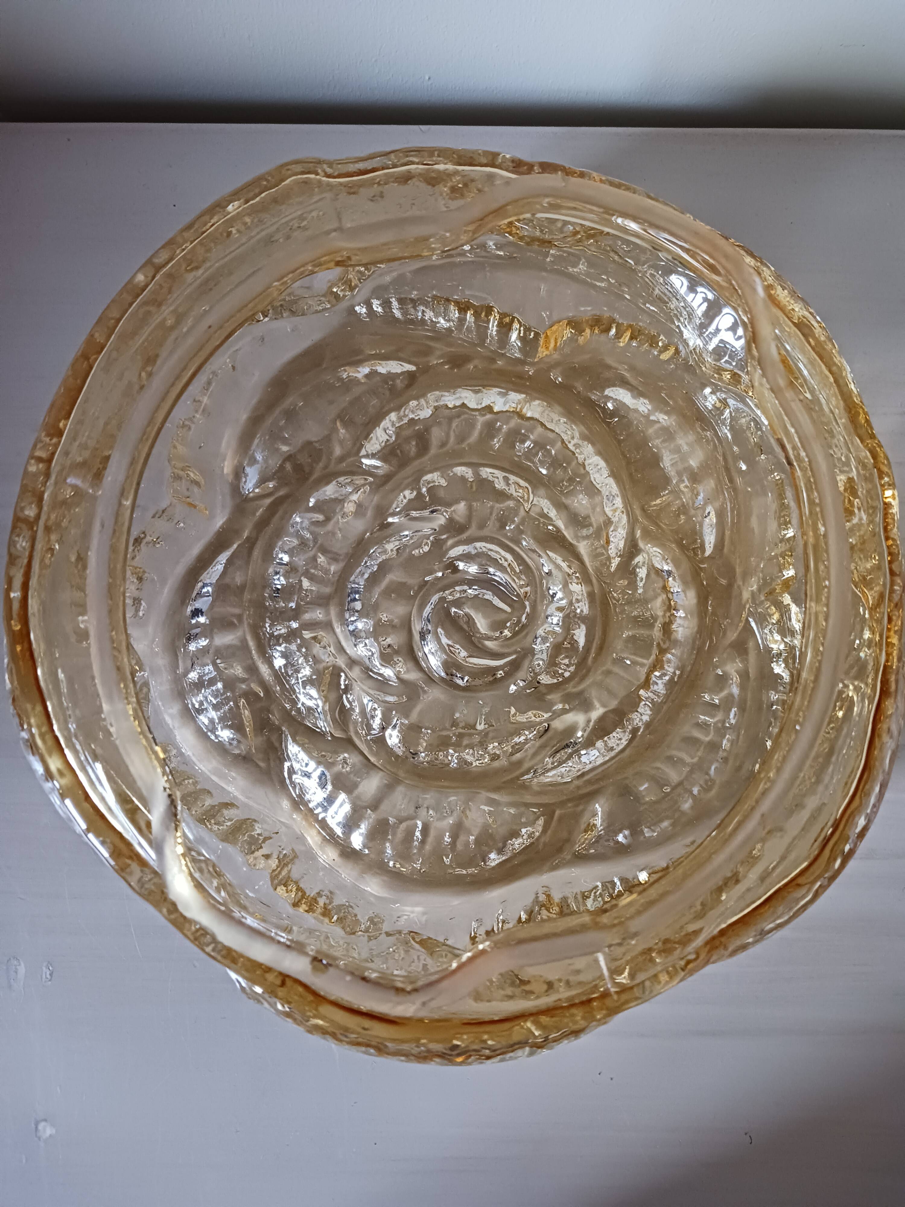 Plafonnier en verre moulé .