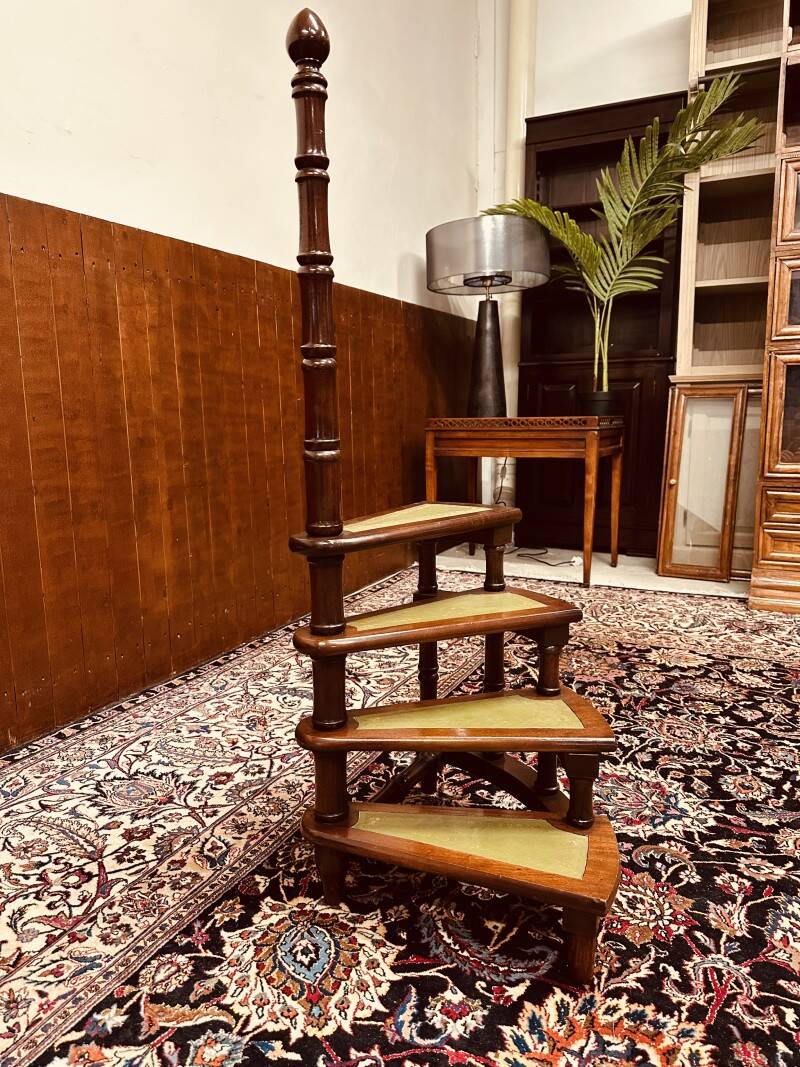 Escalier de bibliothèque antique