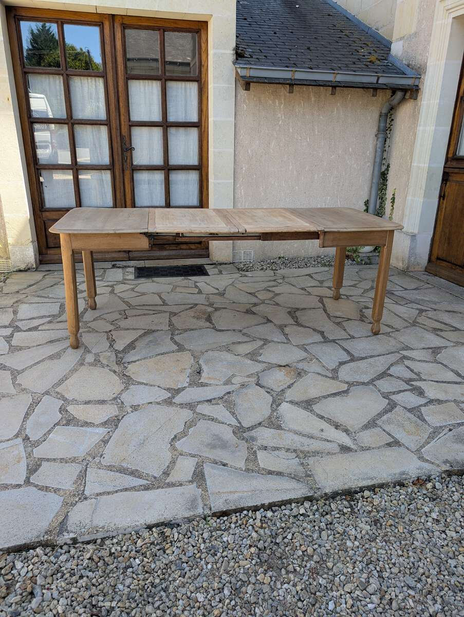 Antique extendable table
