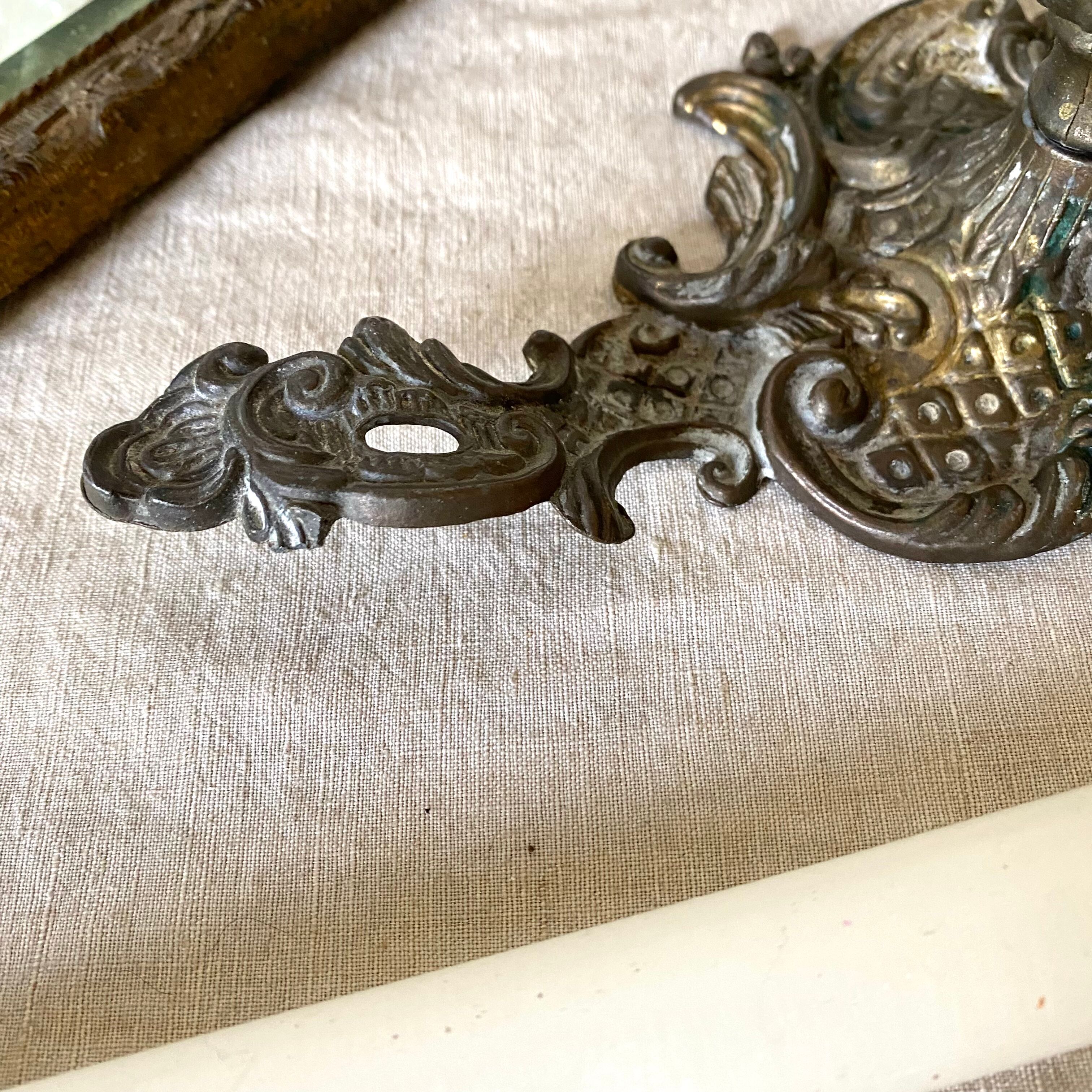 Antique style thumb candle holder