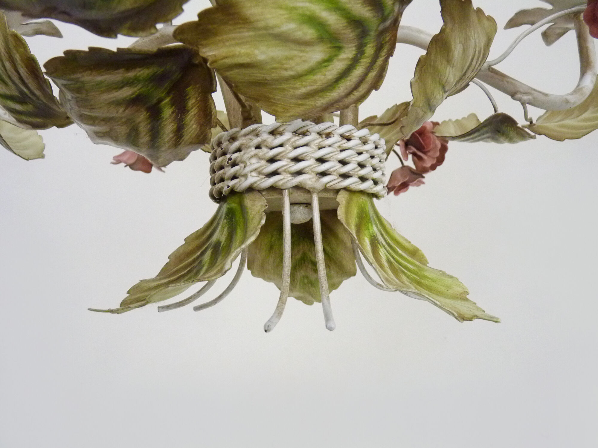 Painted metal chandelier decorated with pink and foliage with 5 lights. Year 80 90