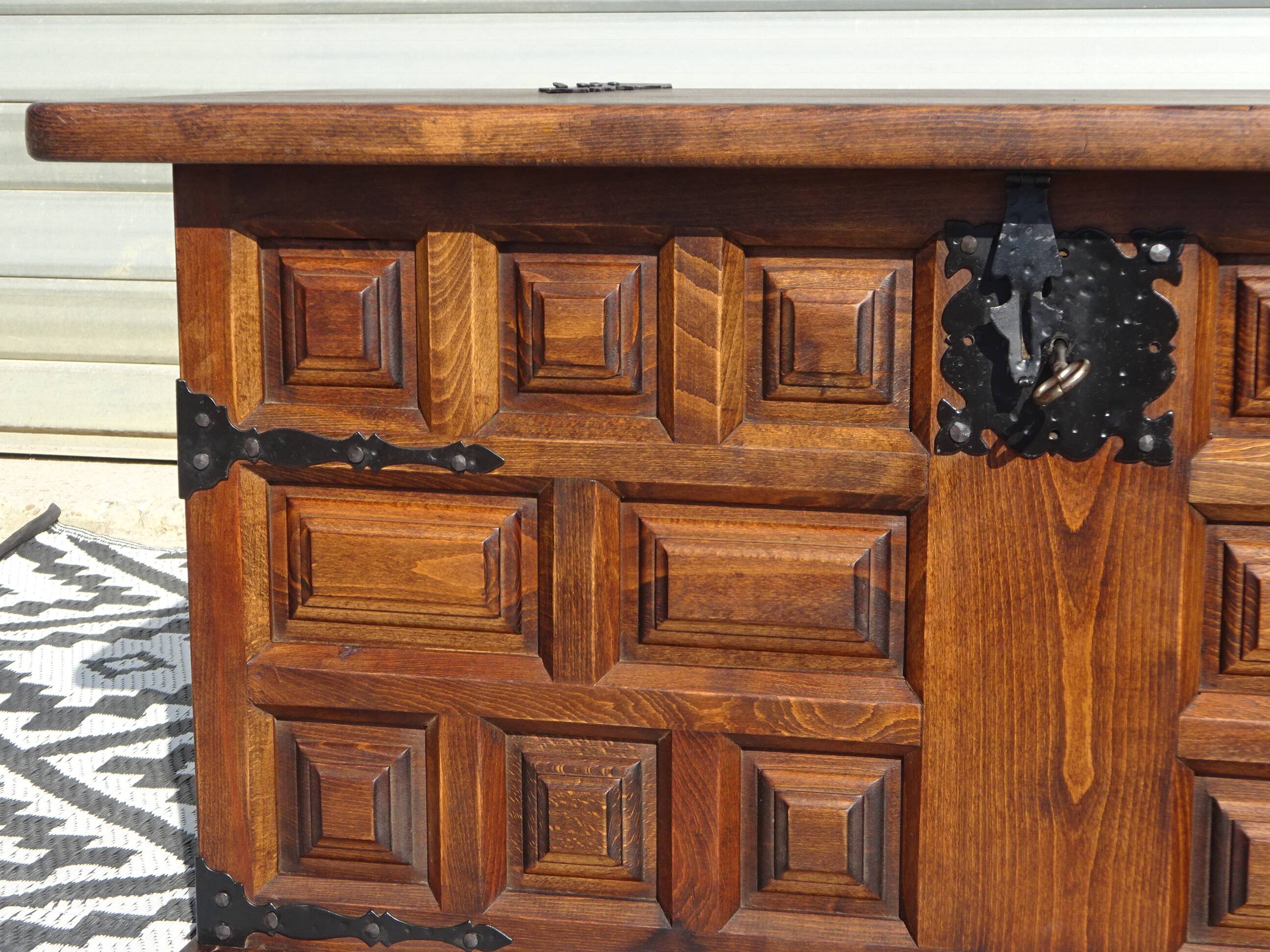 Tuscan chest in solid wood, Argudo Navarro, Spain