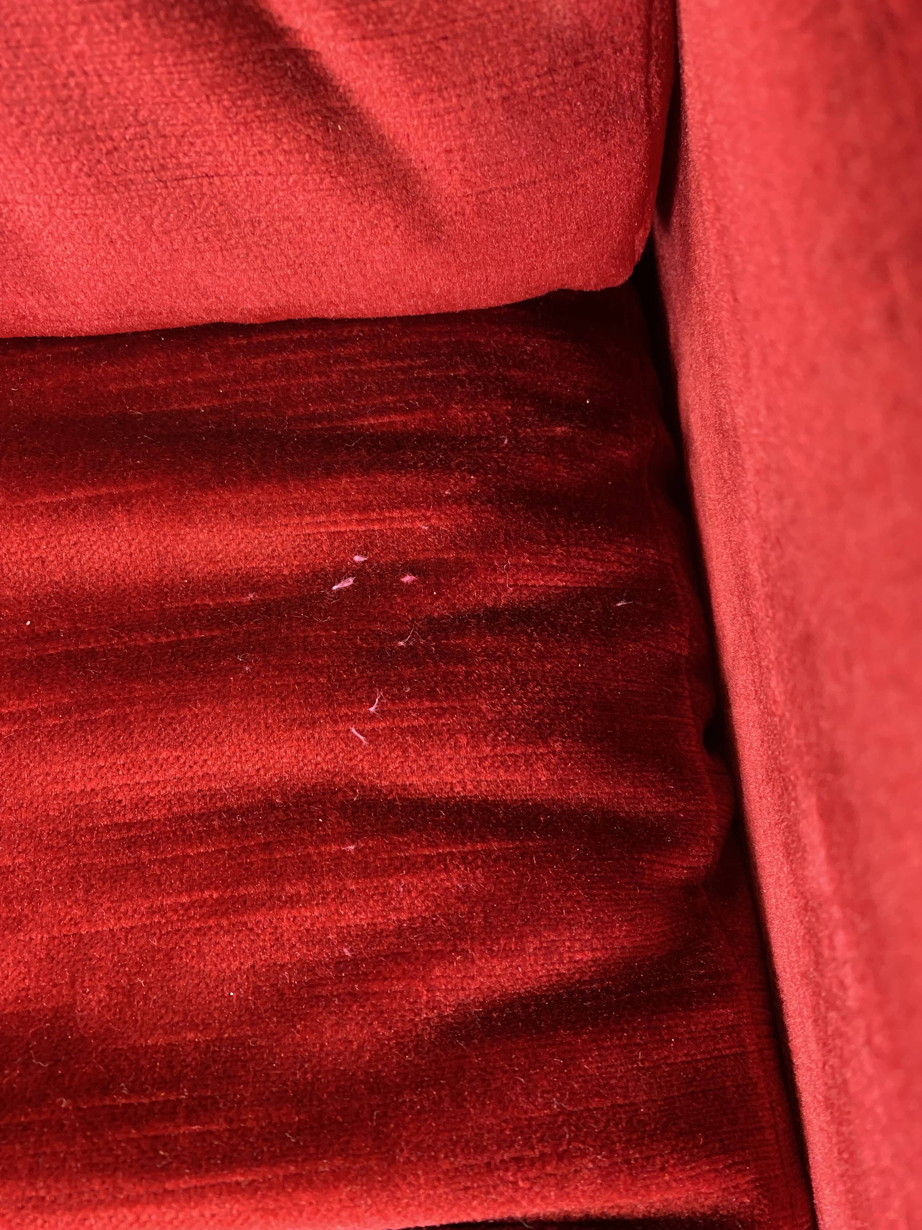 Fauteuil crapaud en velours rouge à franges