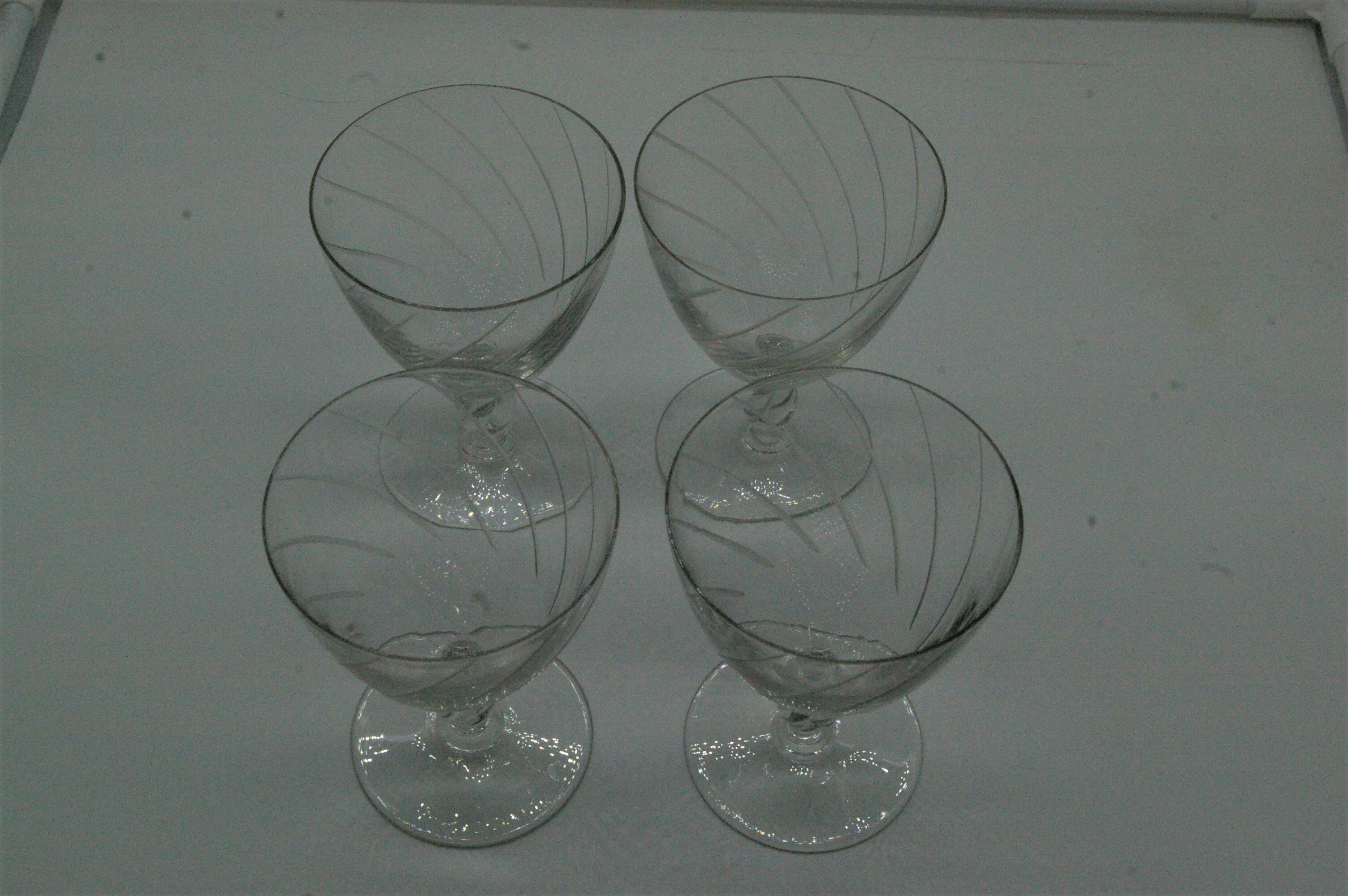4 verres à vin  ou eau en cristal gravé