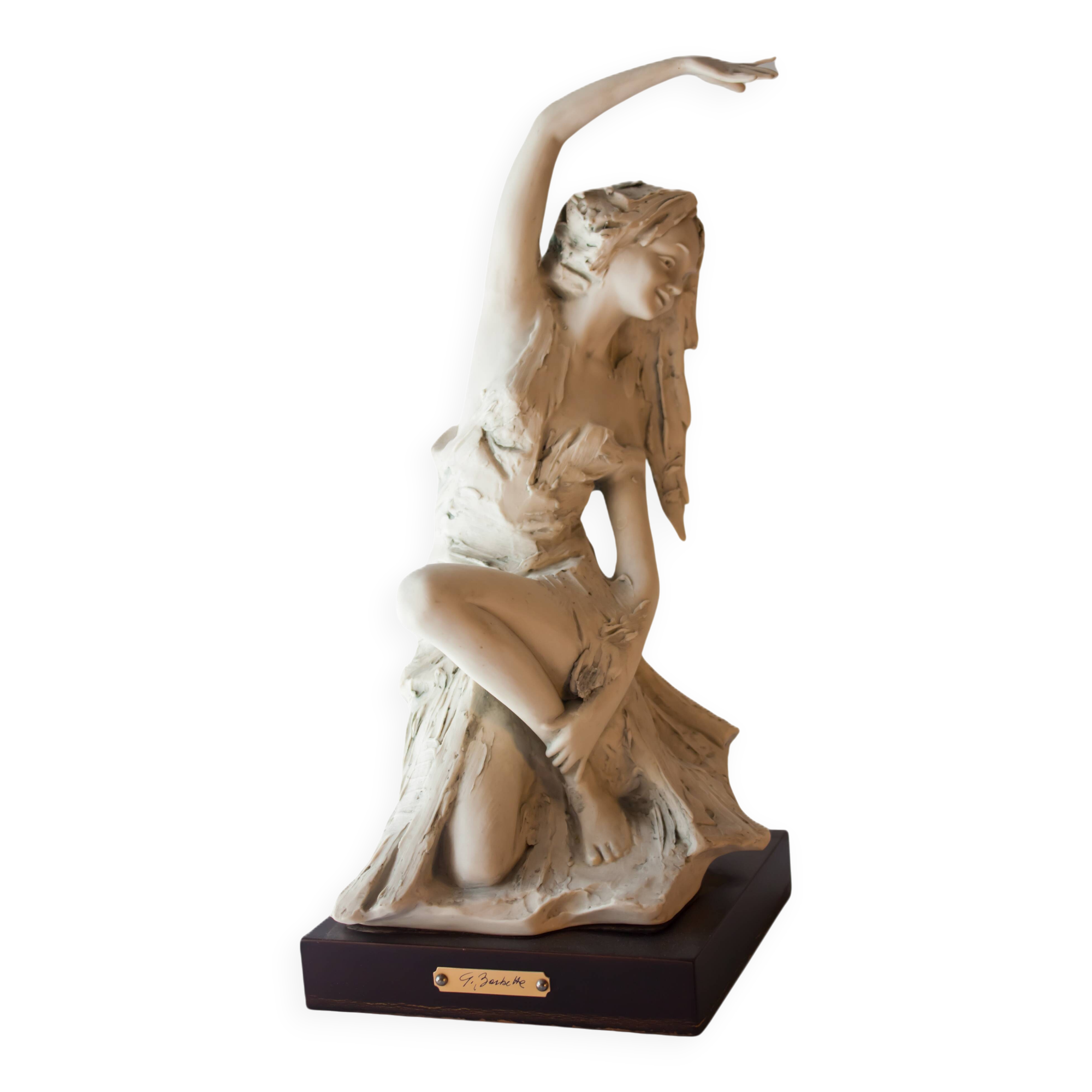 Original sculpture. Figura femenina de porcelana. Contemporary sculpture