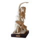Sculpture contemporaine en porcelaine figurant une femme
