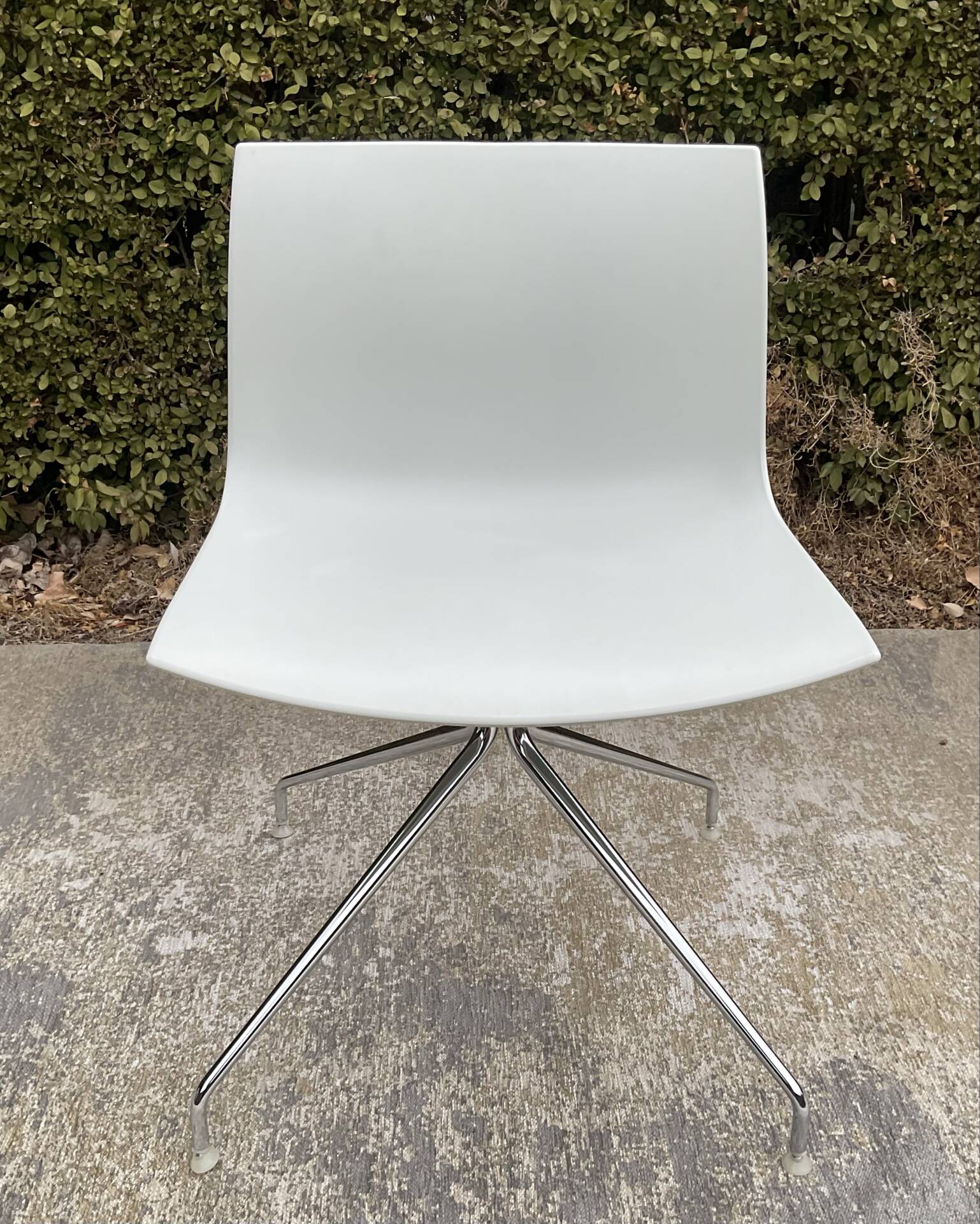 Chaise pivotante Catifa édition Arper par Lievore Alther