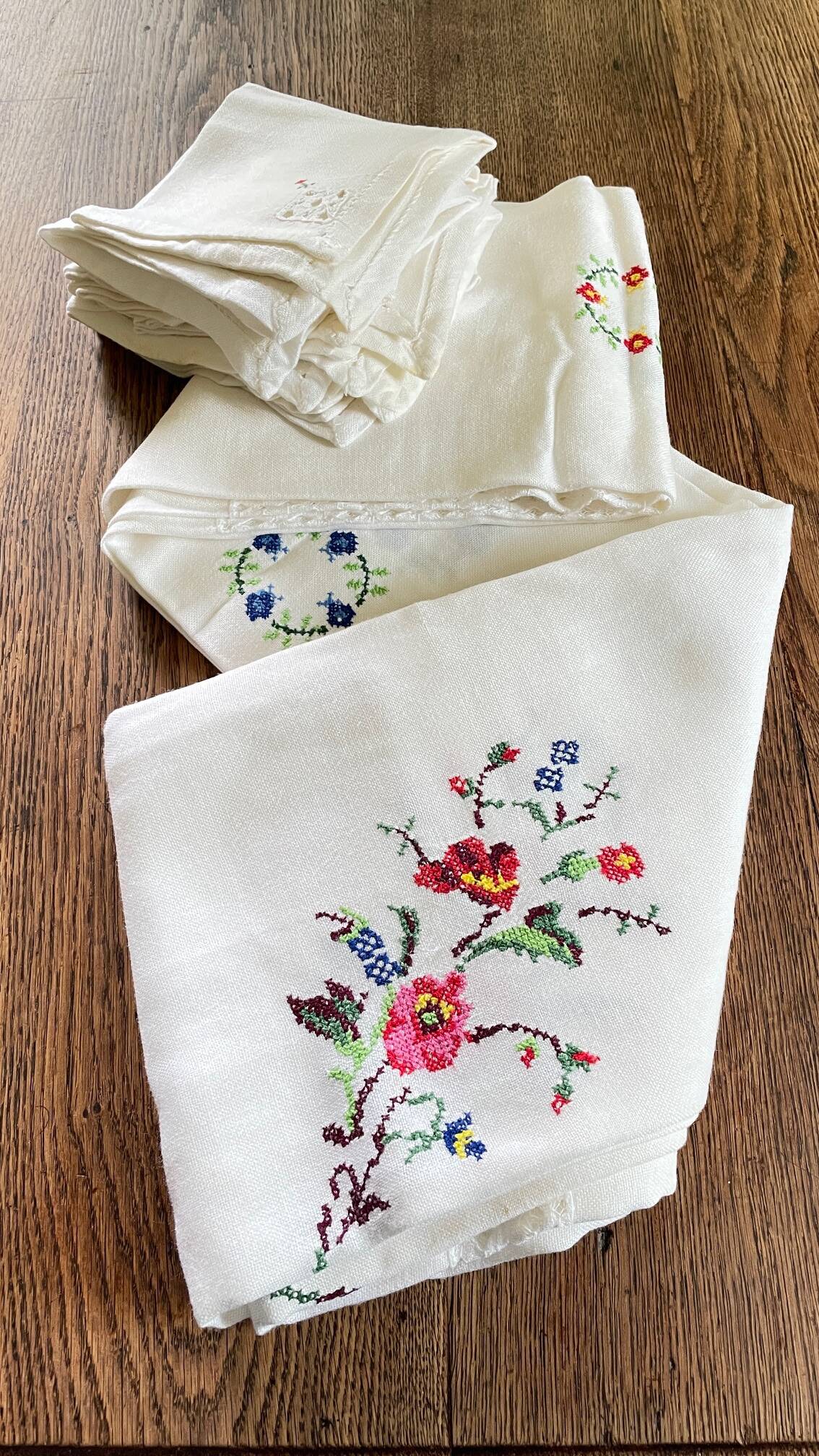 Embroidered tablecloth + 12 vintage napkins