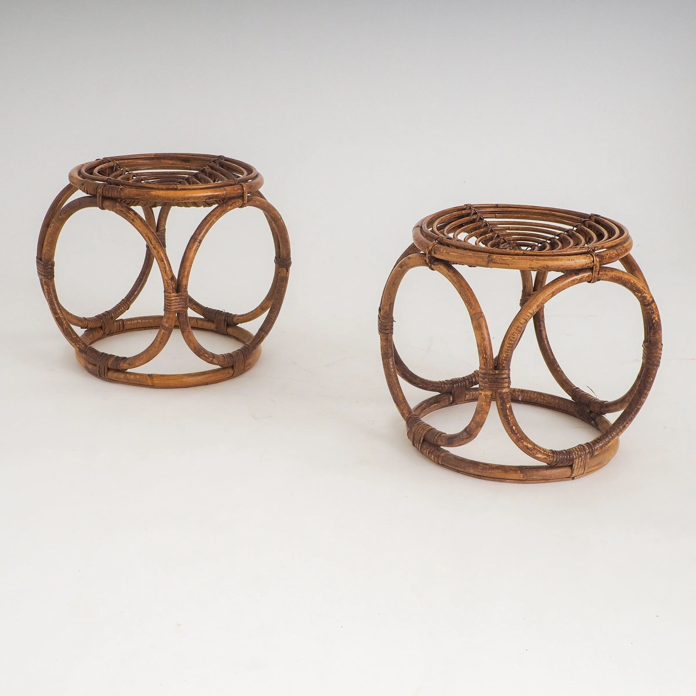 Paire de tabourets en rotin faits à la main vintage / tables d'appoint