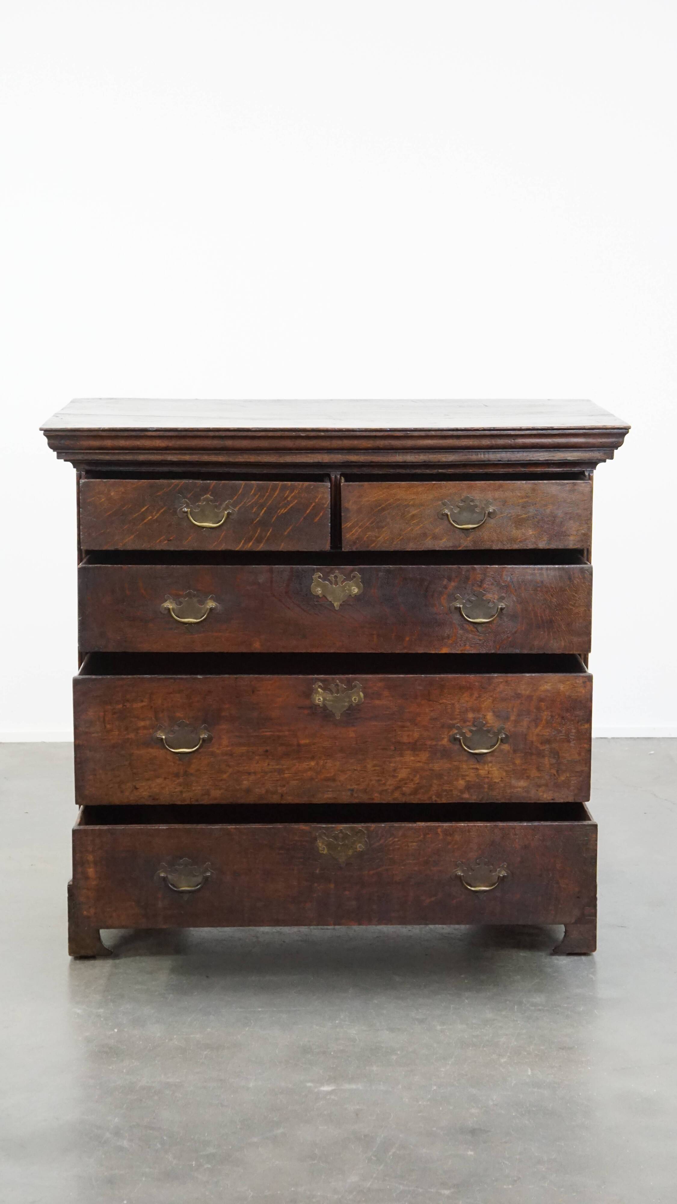 Early 18th century antique English oak chest of drawers with 5 drawers