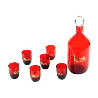 Bouteille d'alcool du milieu du siècle et shots dans du verre rouge, Tchécoslovaquie vers les années 1960