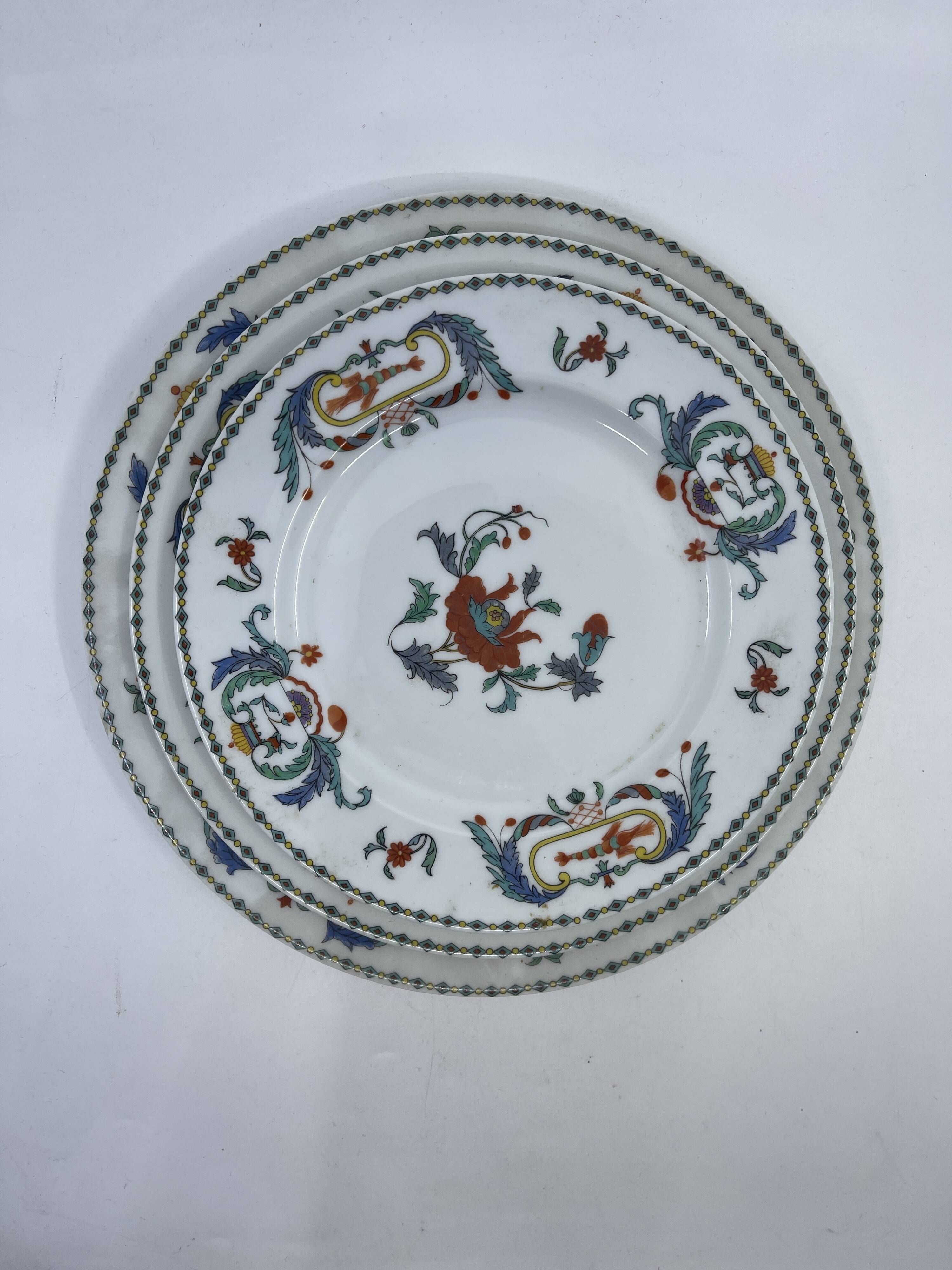 Set of 43 porcelain plates from Paris, Poppy decoration model.