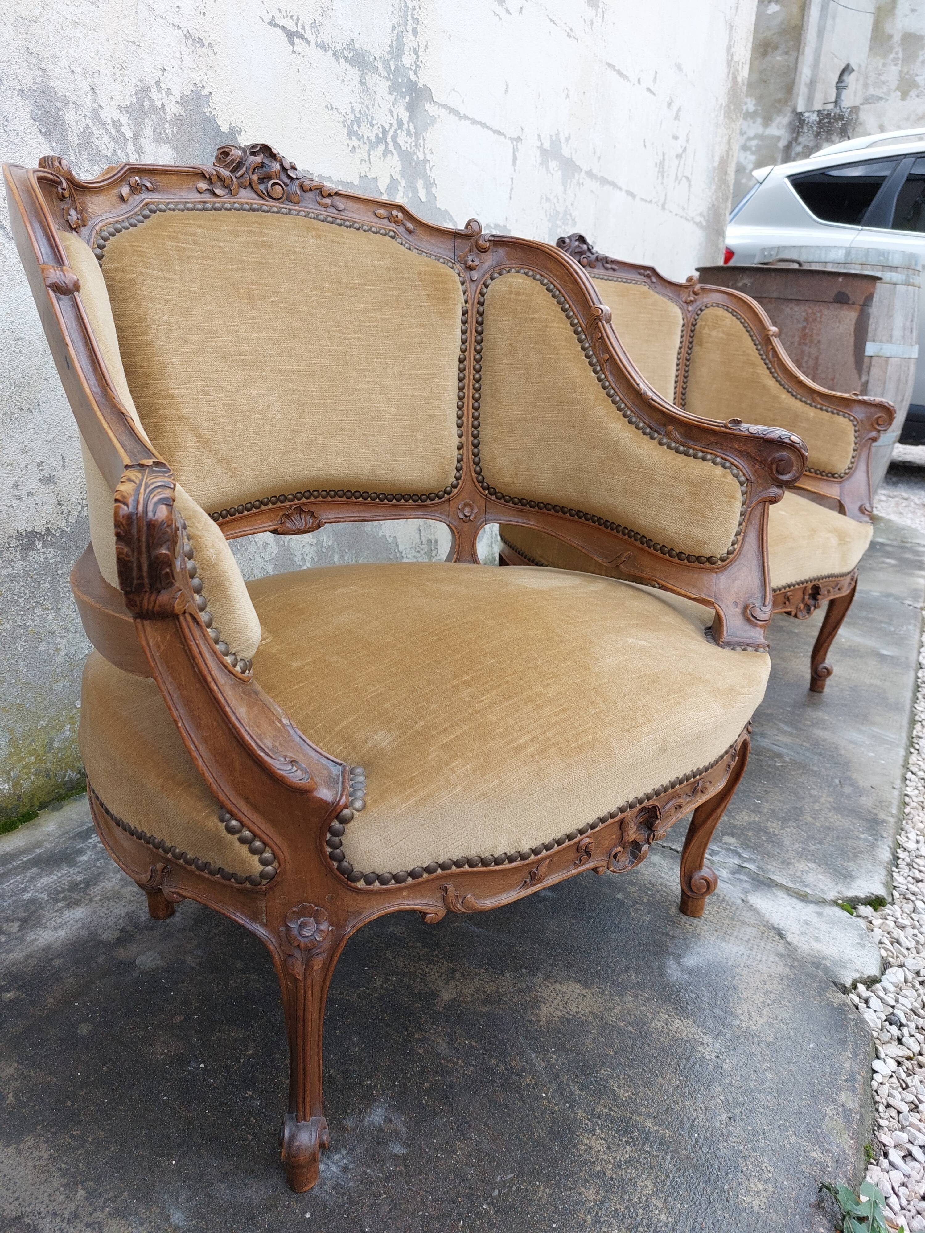 Paire de fauteuils corbeille louis XV en Noyer sculpté