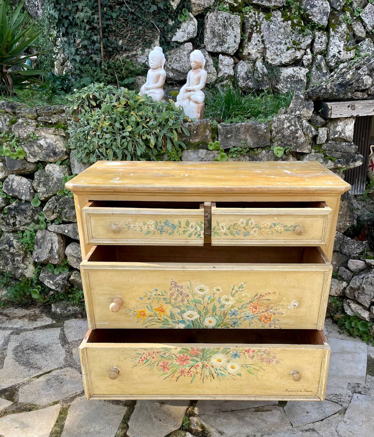 Commode en bois peint a décor de fleurs