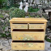 Commode en bois peint a décor de fleurs