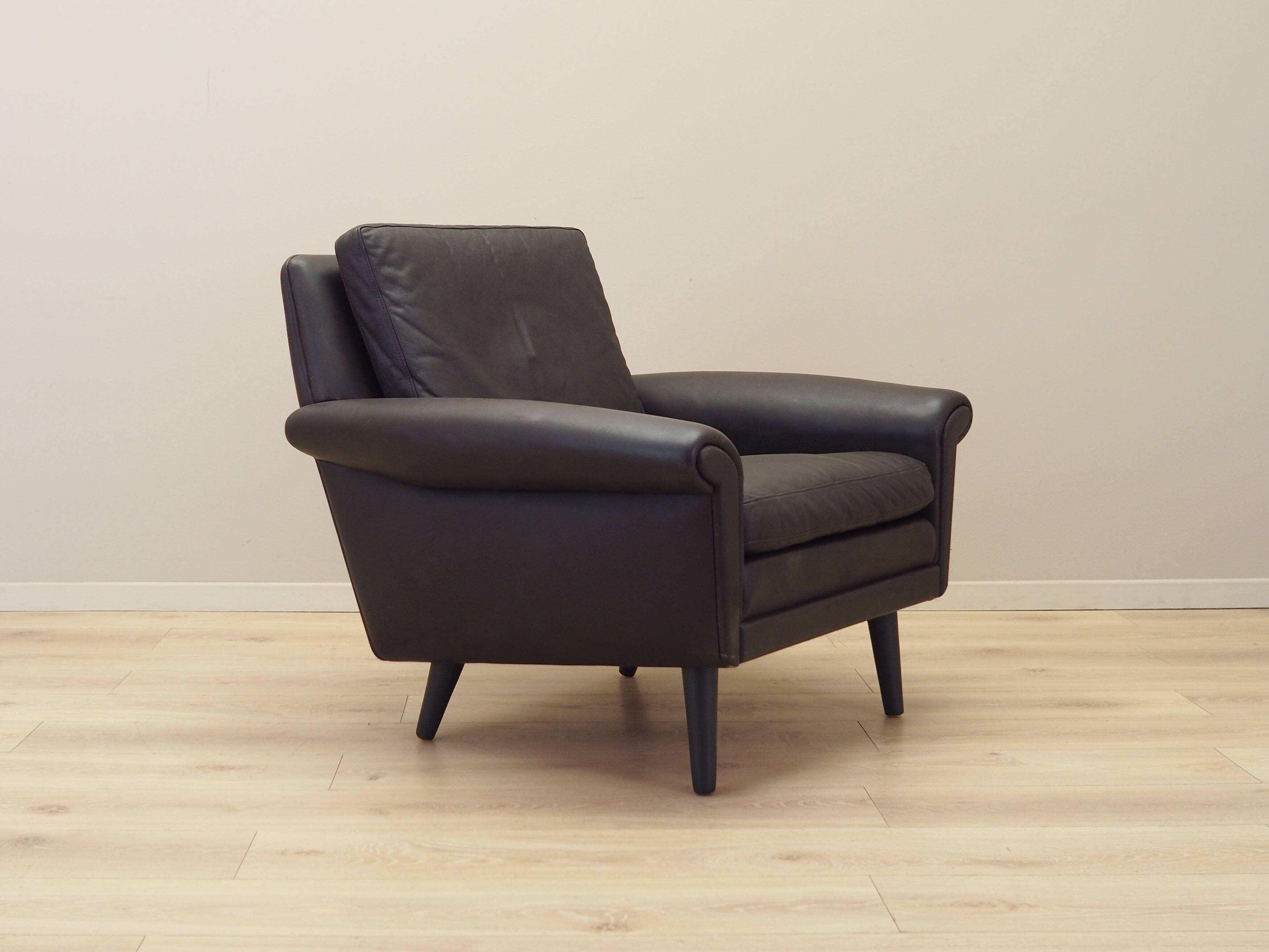 Fauteuil en cuir marron, design danois, années 1960, designer : Aage Christiansen.