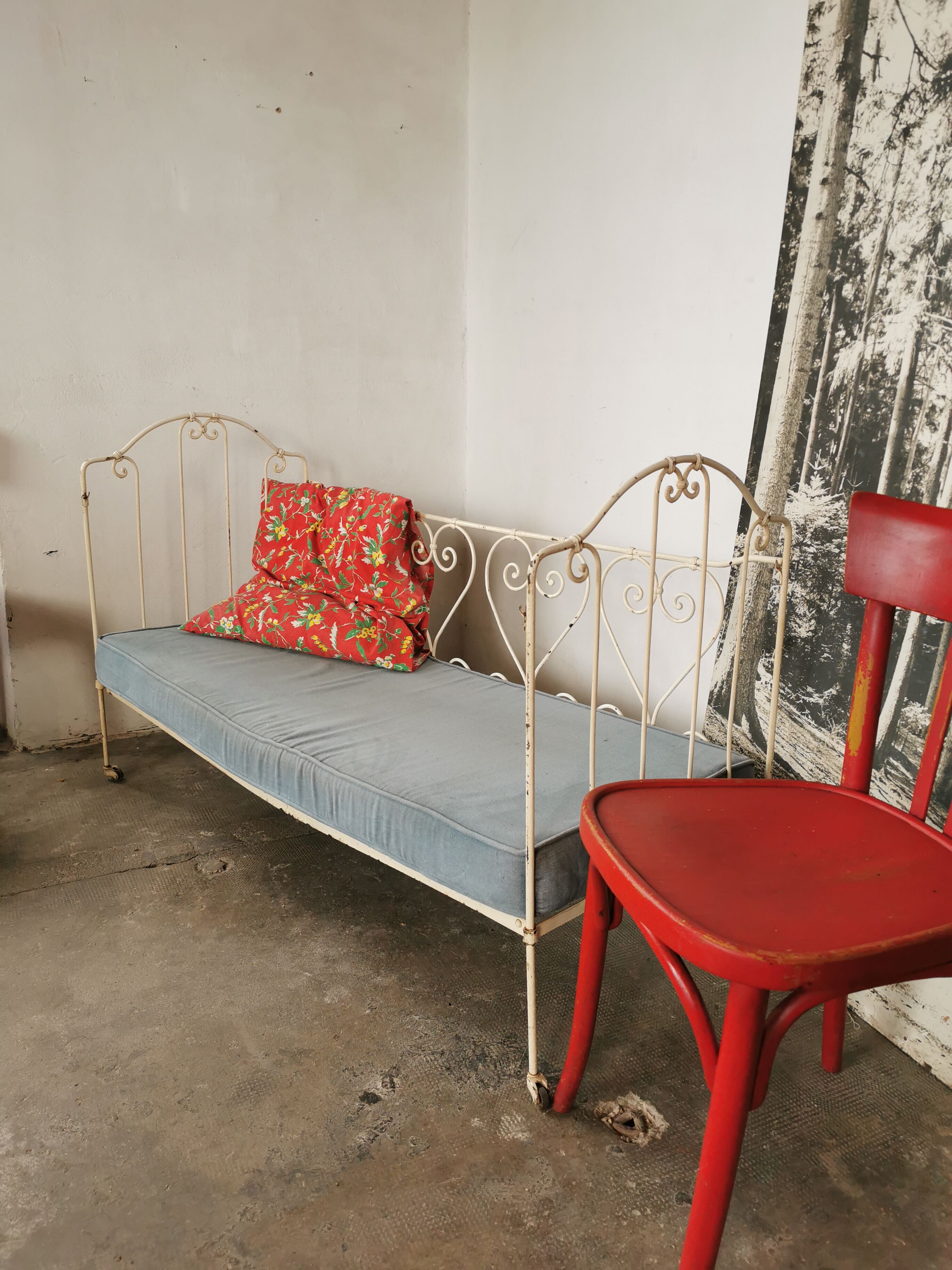 Bed, wrought iron bench