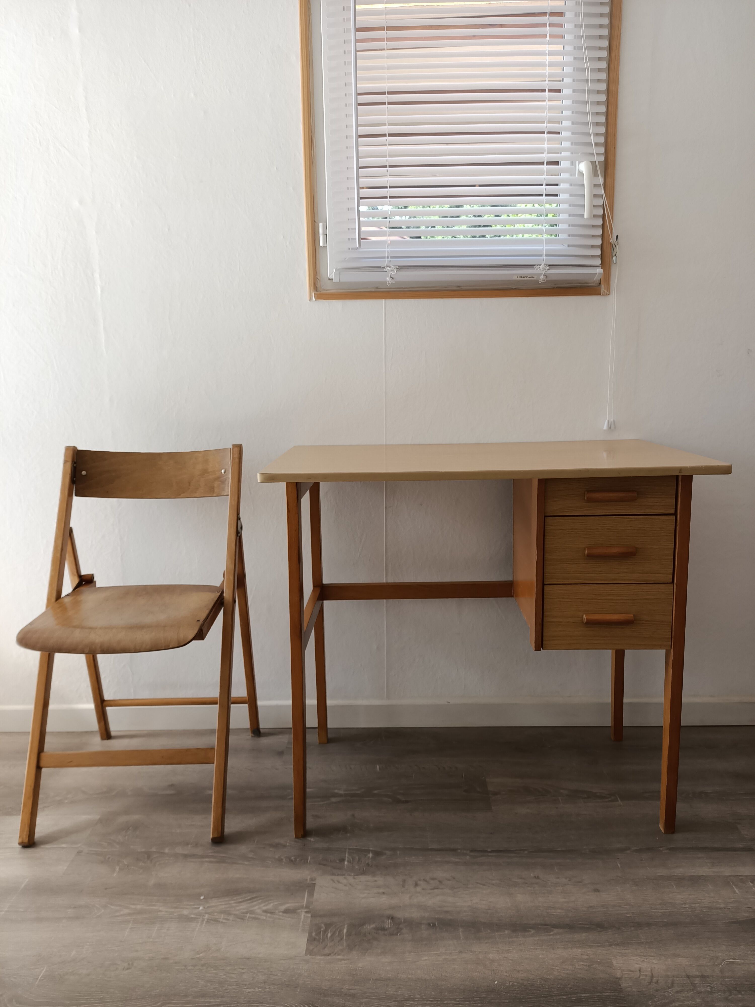 Desk 3 vintage drawers and its chair