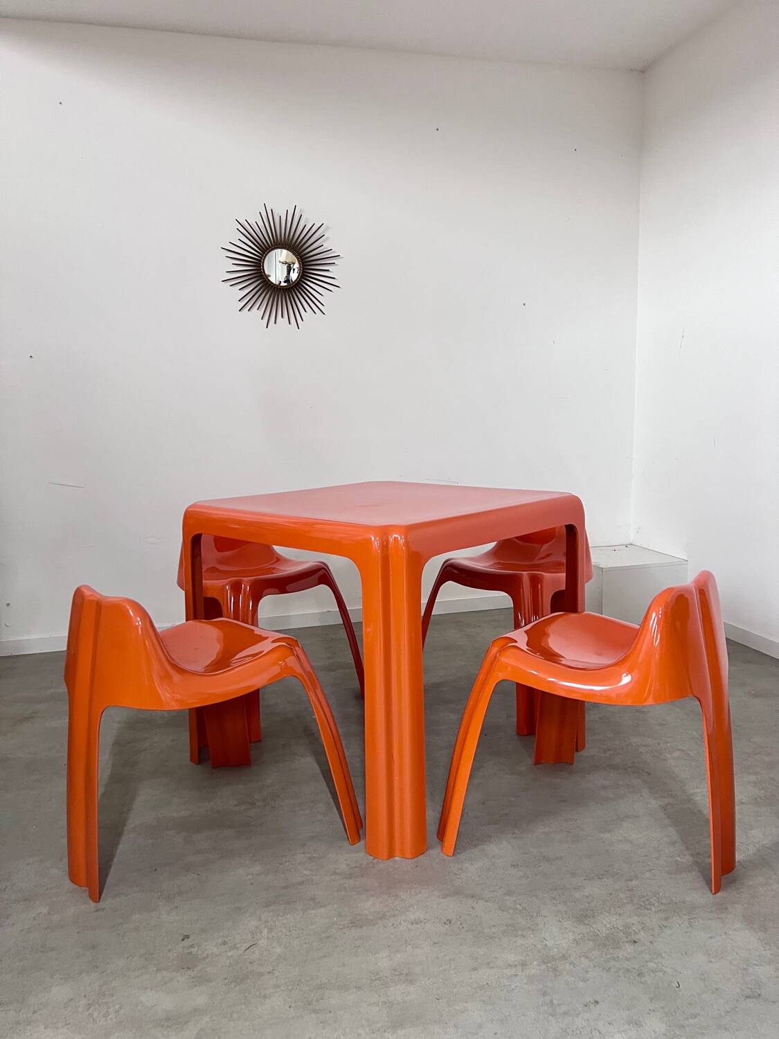 Table and 4 chairs in orange fiberglass design from the 70s Patrick Gingembre Paulus edition