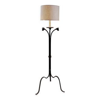 Lampadaire trépied en fer forgé décoré de têtes d'animaux stylisées