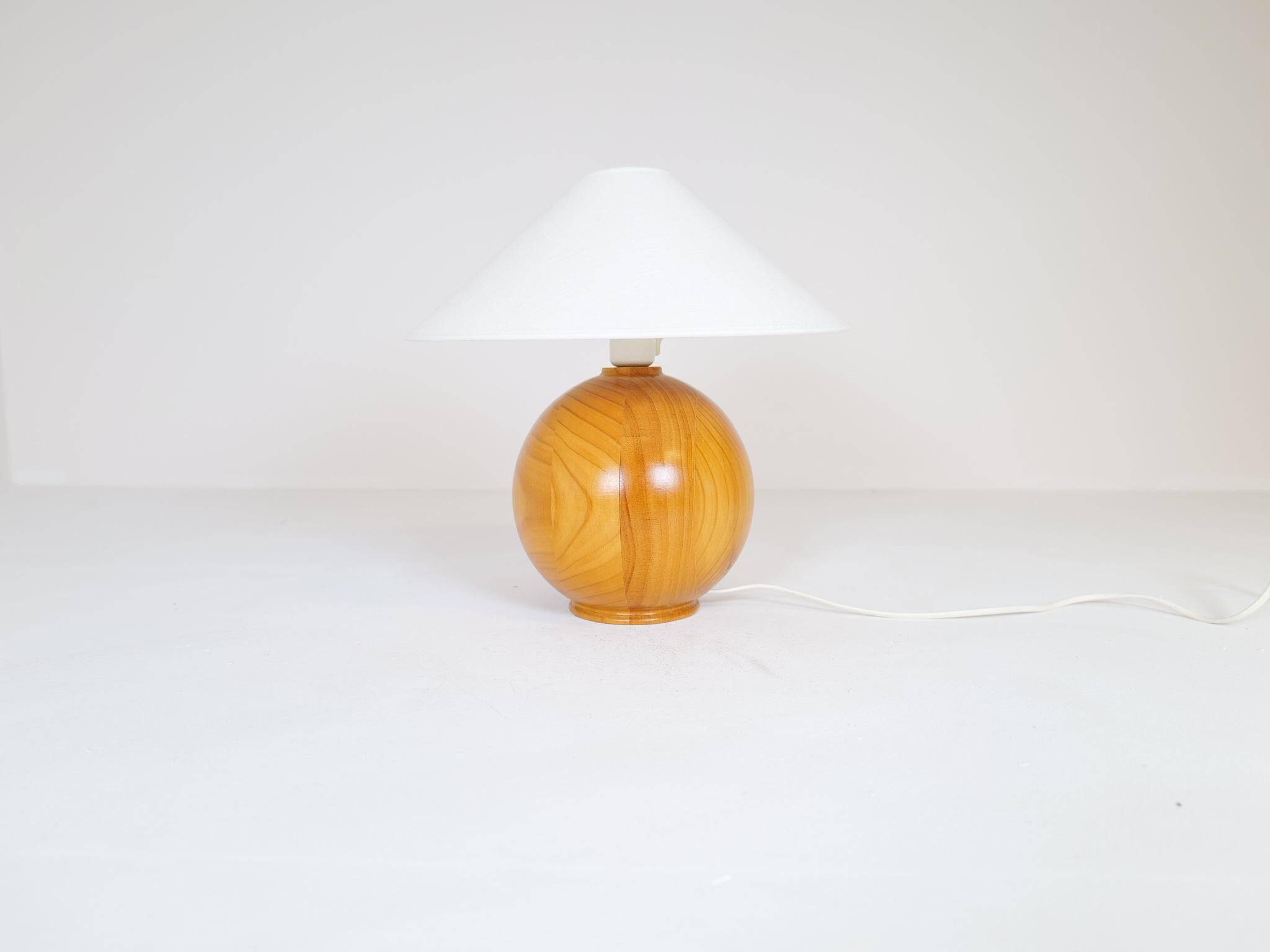 Mid-century modern sculptural table lamp in solid pine, Sweden, 1970s.