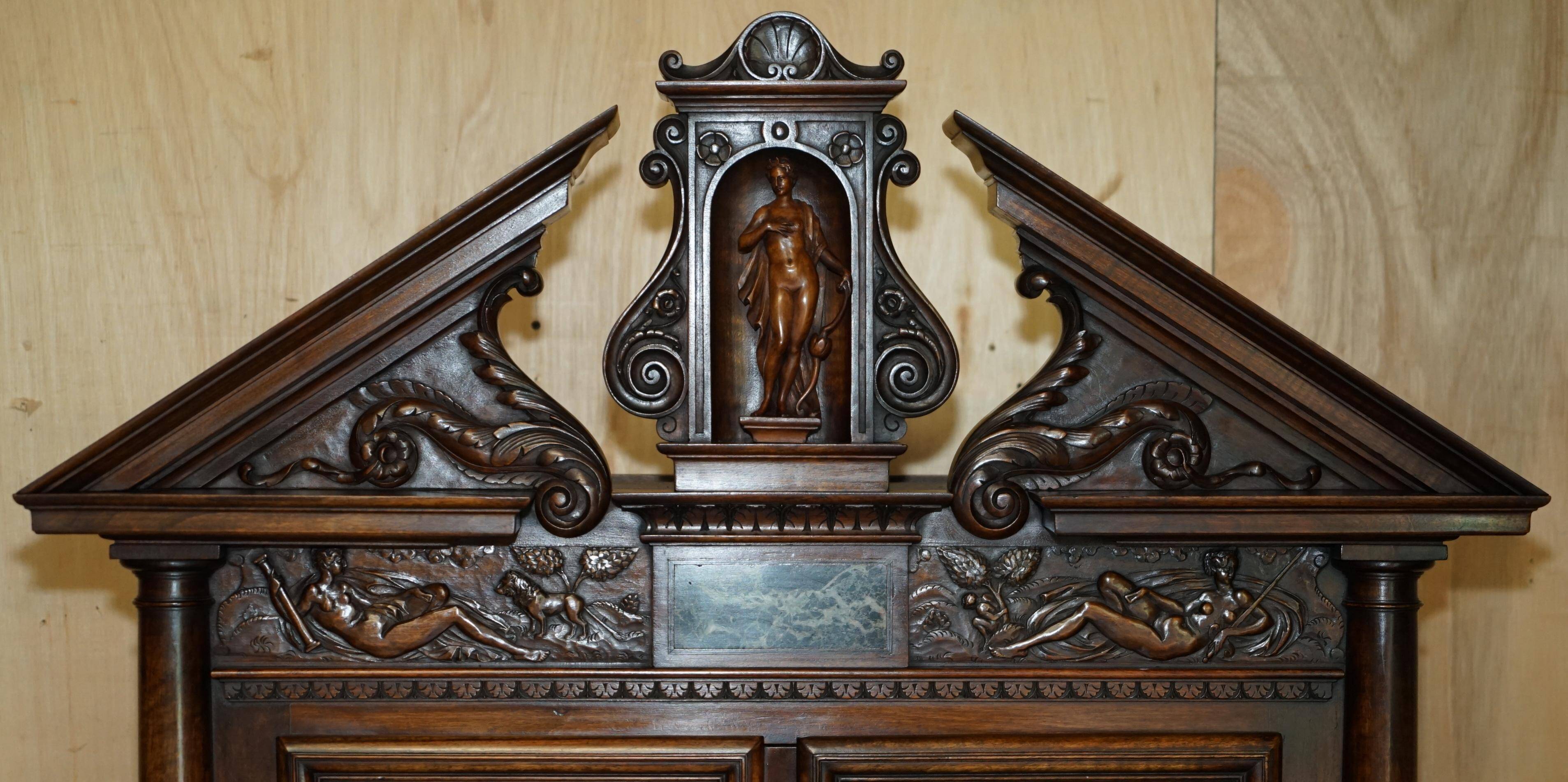 Cabinet Louis XIII revival en noyer et marbre sculpté