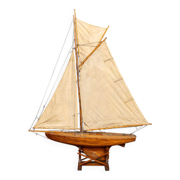 Yacht de bassin en bois sculpté anglais vintage des années 1930.