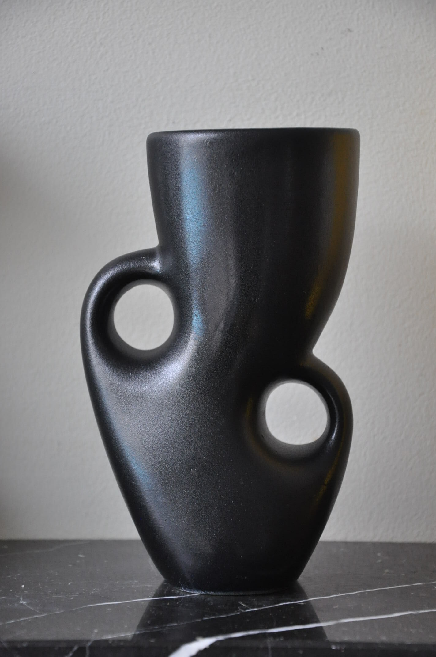 Vase noir céramique vintage forme libre