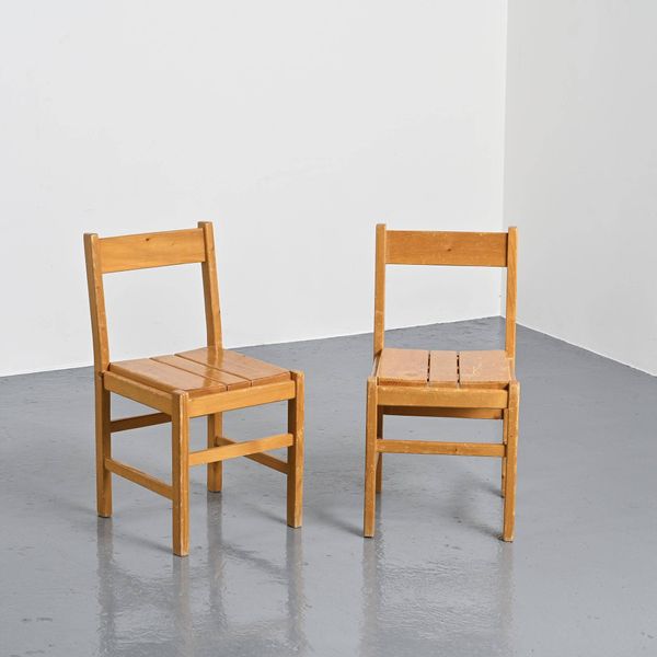 Paire de chaises en pin, Maison Regain, France, circa 1970