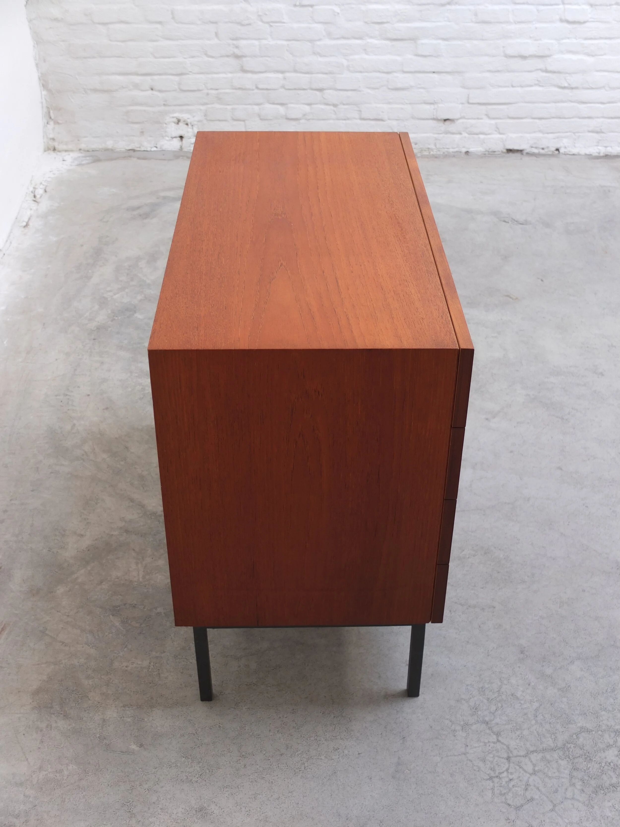 Commode unique dans le style d'Arne Vodder, années 1960.