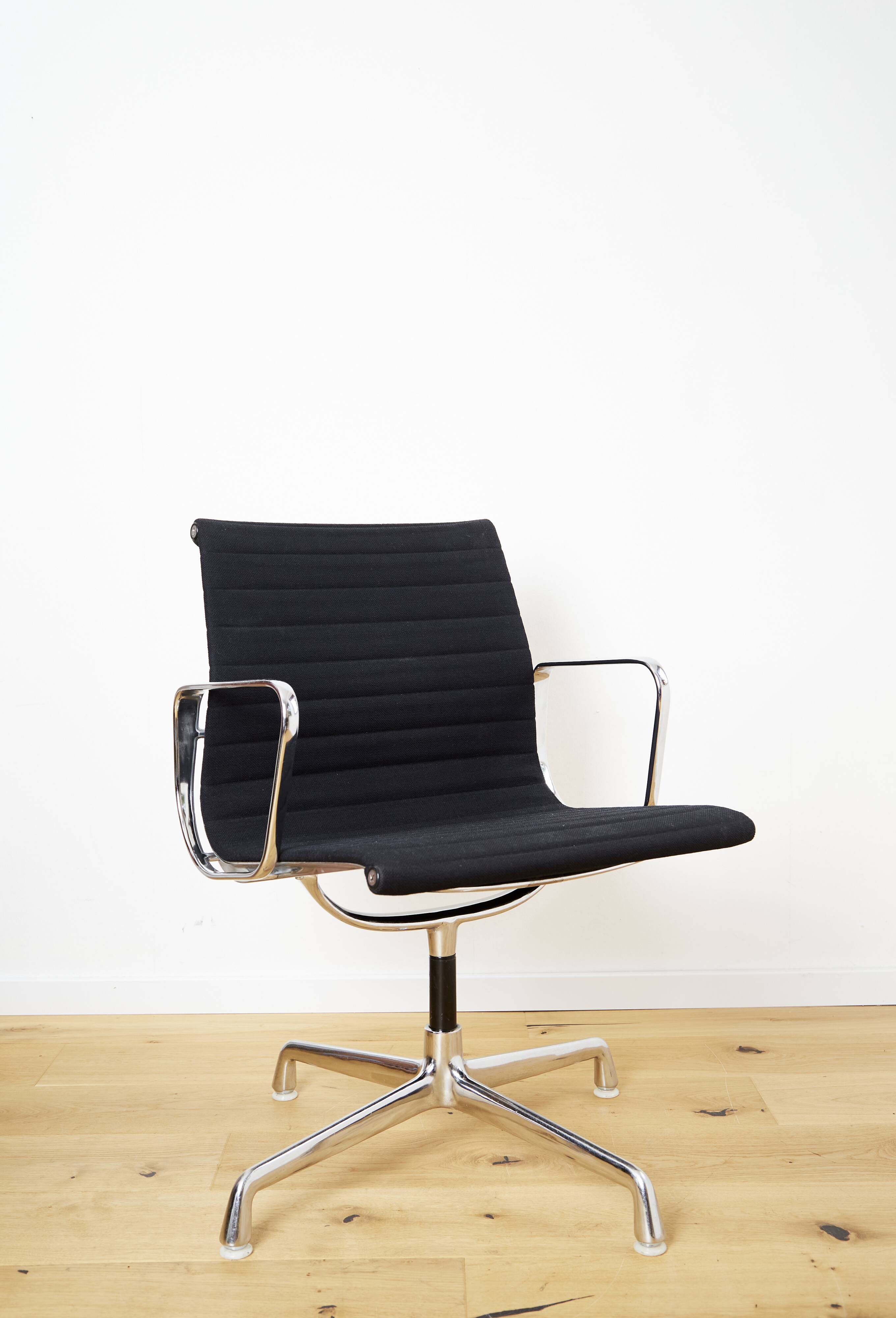 Chaise pivotante EA 108 de Charles & Ray Eames pour Herman Miller