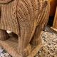 Table d’appoint vintage éléphant en osier