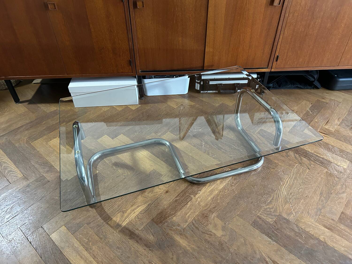 1970s design coffee table in rectangular glass with chrome legs