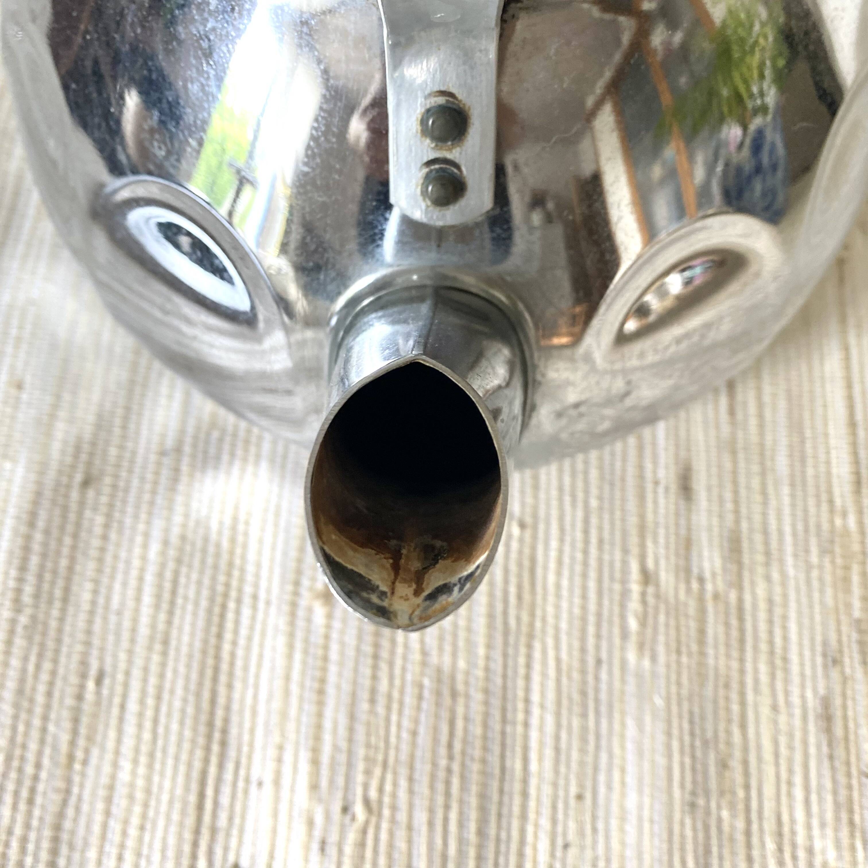 Vintage kettle in chrome metal and bakelite