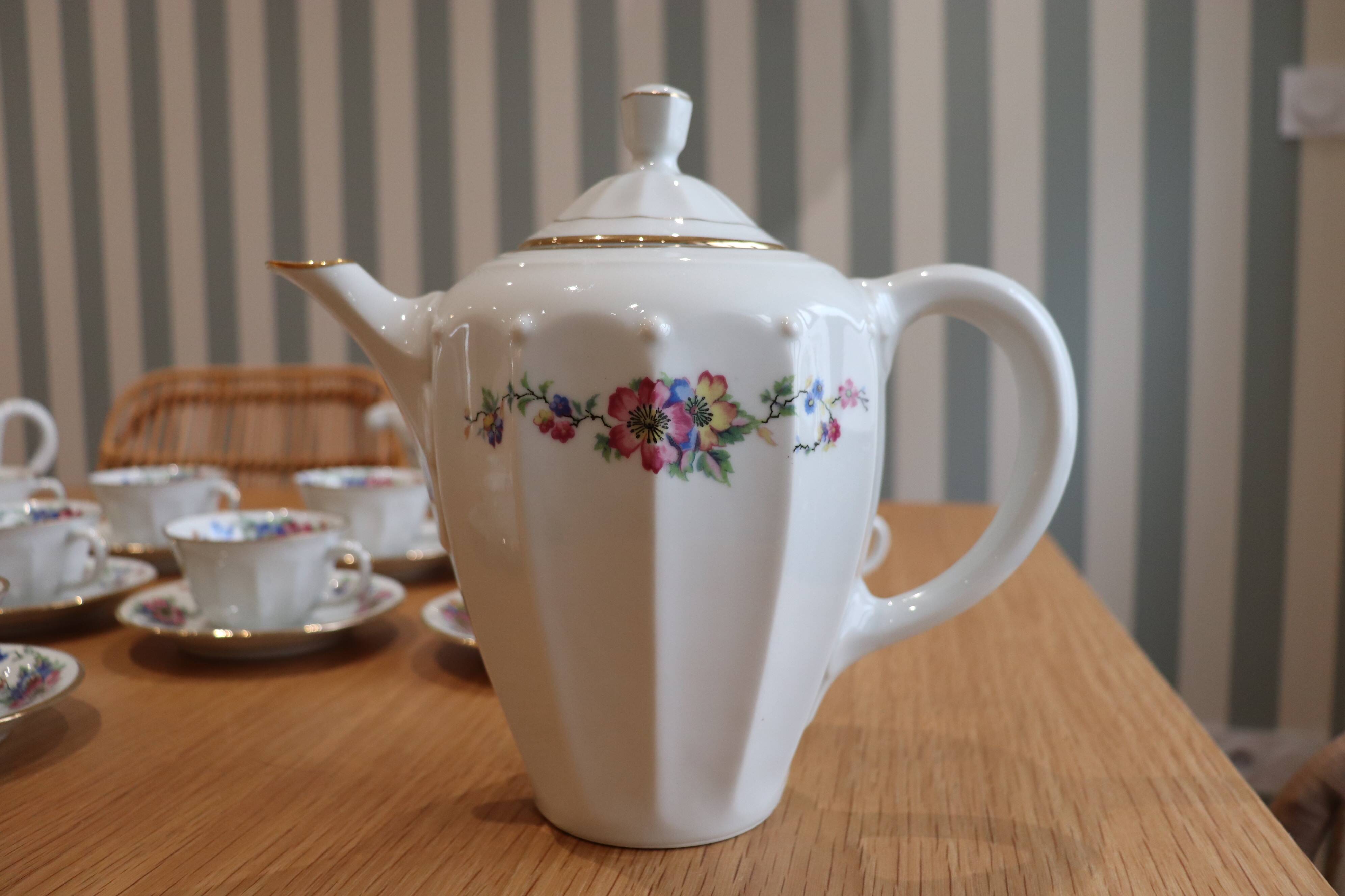 Coffee and tea service in Limoges porcelain with anemone flower pattern and gilding.
