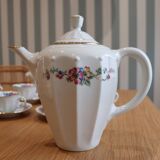 Coffee and tea service in Limoges porcelain with anemone flower pattern and gilding.