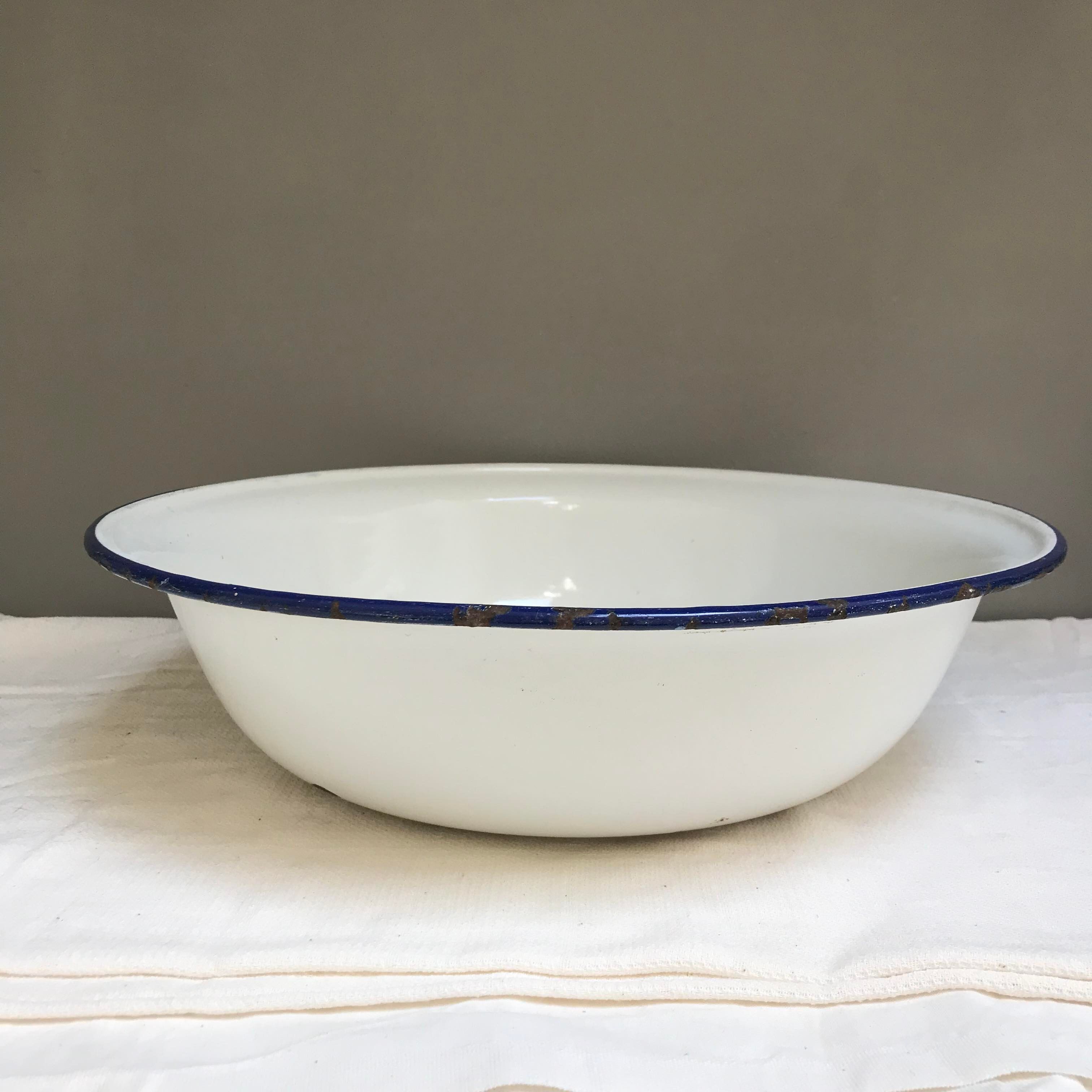 Enamelled basin