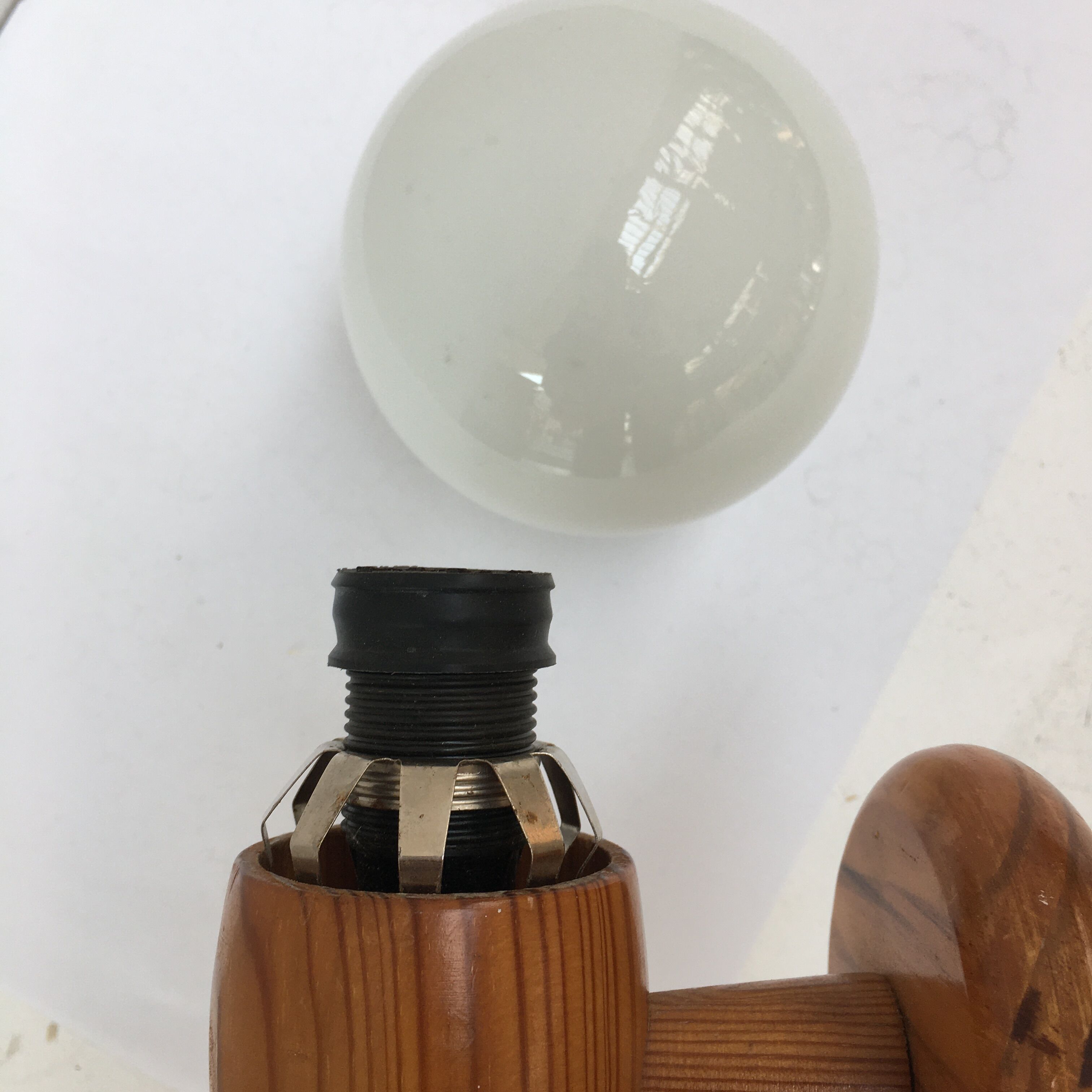 Modernist wall lamp in pine and opaline