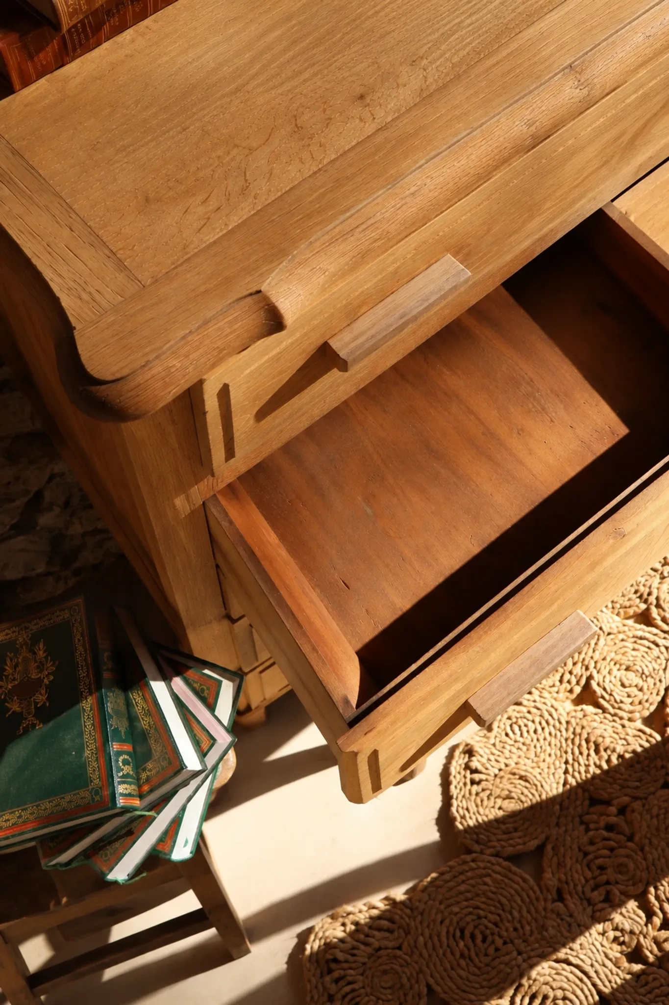 Small antique chest of drawers in light oak – 3 drawers