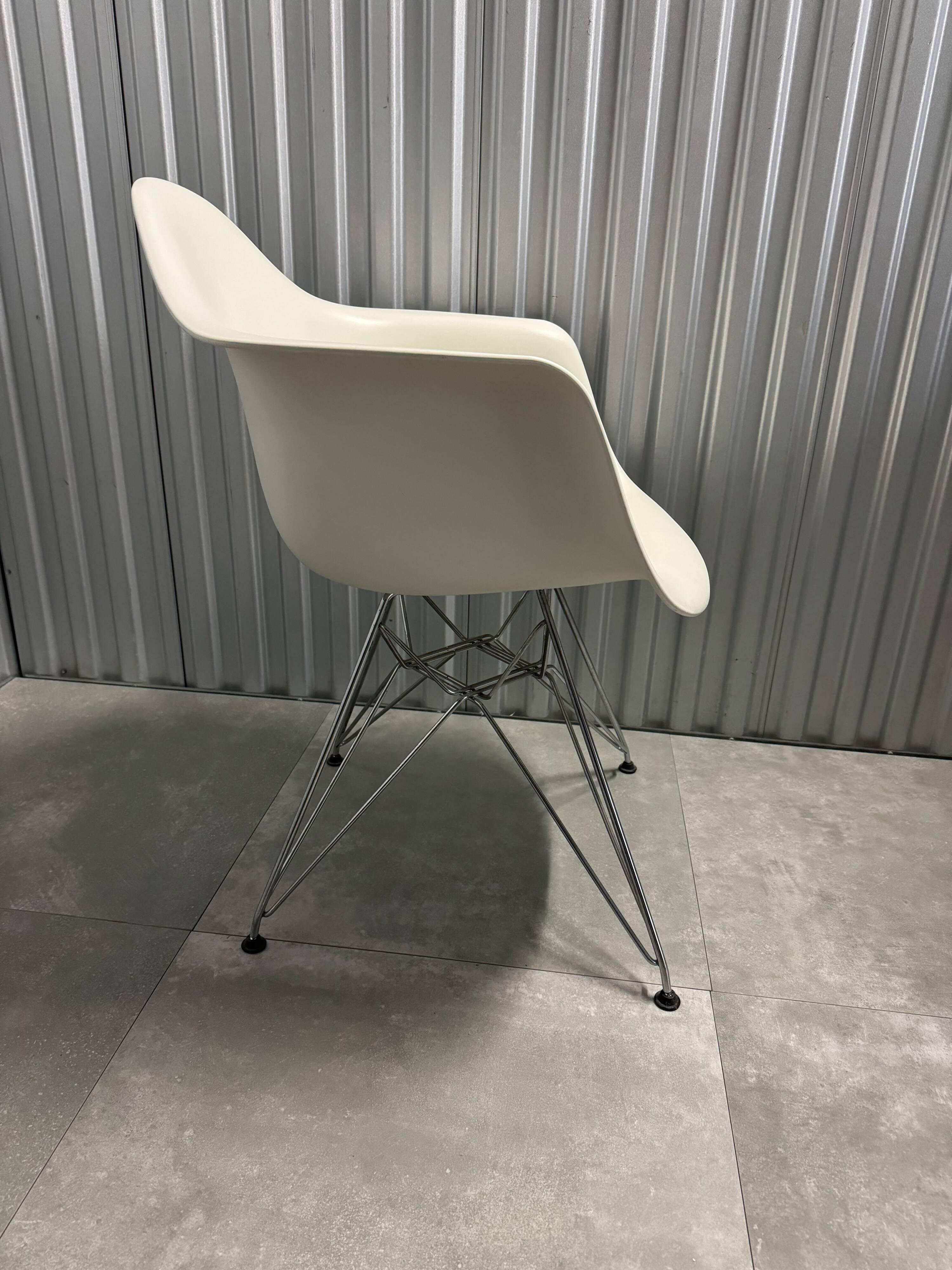 VITRA DAR Eames Armchair White