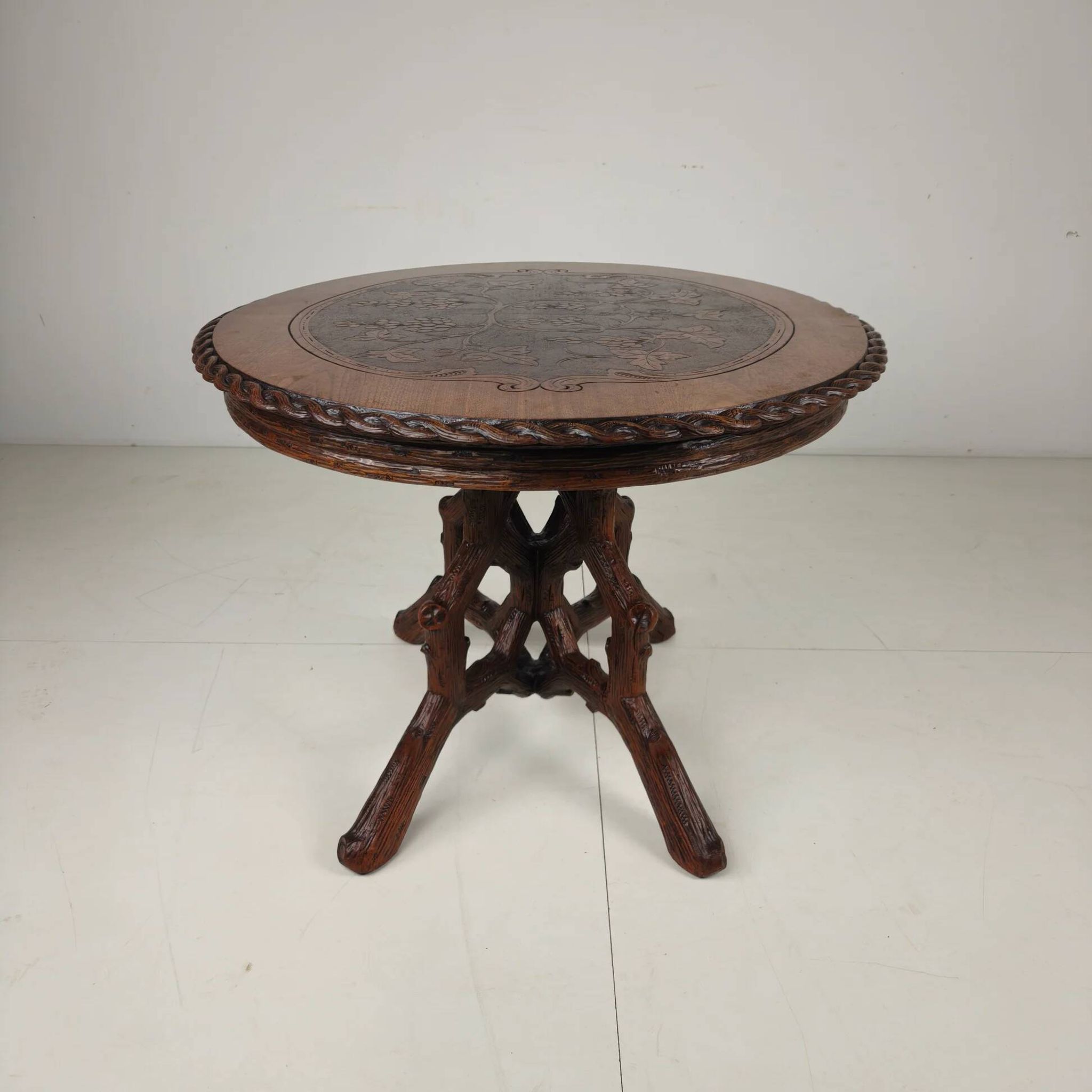 Table à manger de style Forêt-Noire par Horrix – vers 1880