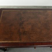 Bureau d'écriture anglais ancien de la fin du 19e siècle avec une couleur chaude.